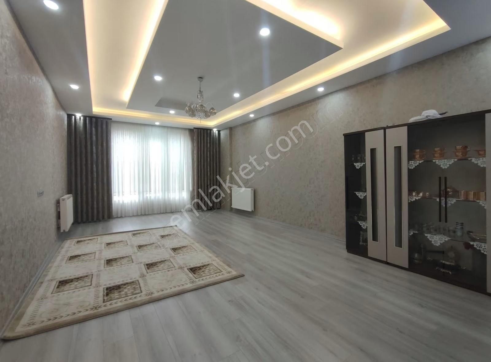 Cadde 17 Emlak'tan 4+1 Lüks Daire