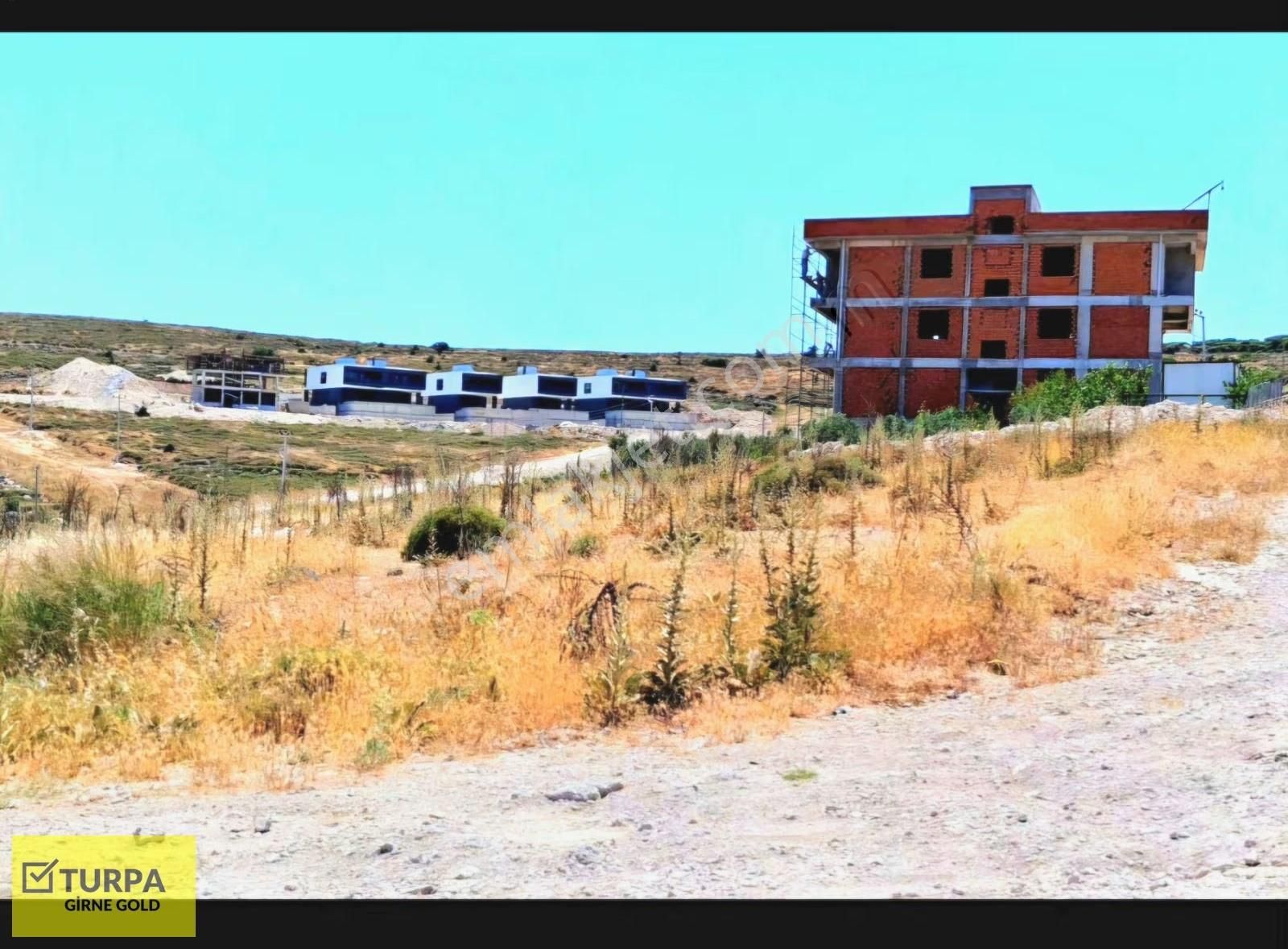 Foça Yolu Üzeri Maltepe Futbol Sahası Mevkii İmarlı Köşe Arsa