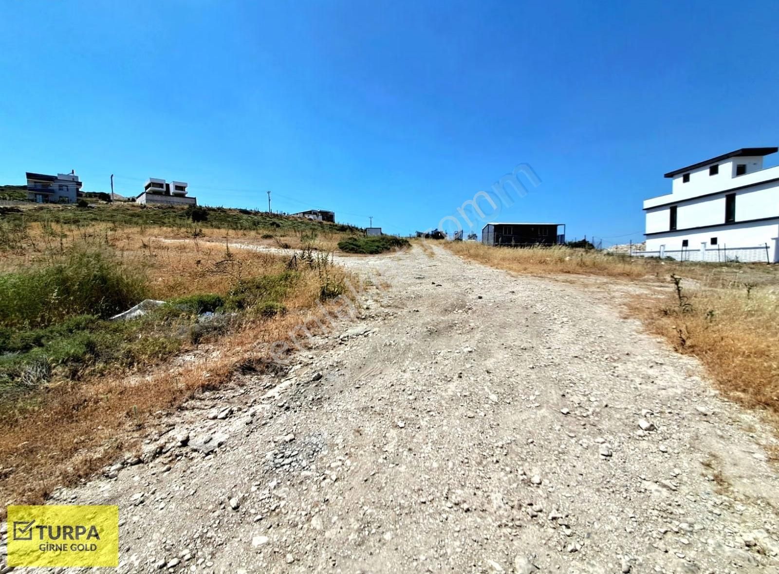 Foça Yolu Üzeri Maltepe Futbol Sahası Mevkii İmarlı Köşe Arsa - Görsel 3