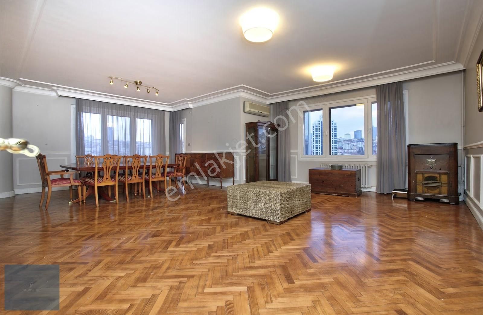 Nişantaşı Doğu Sitesinde Otoparklı Teraslı Kiralık Çatı Dubleks
