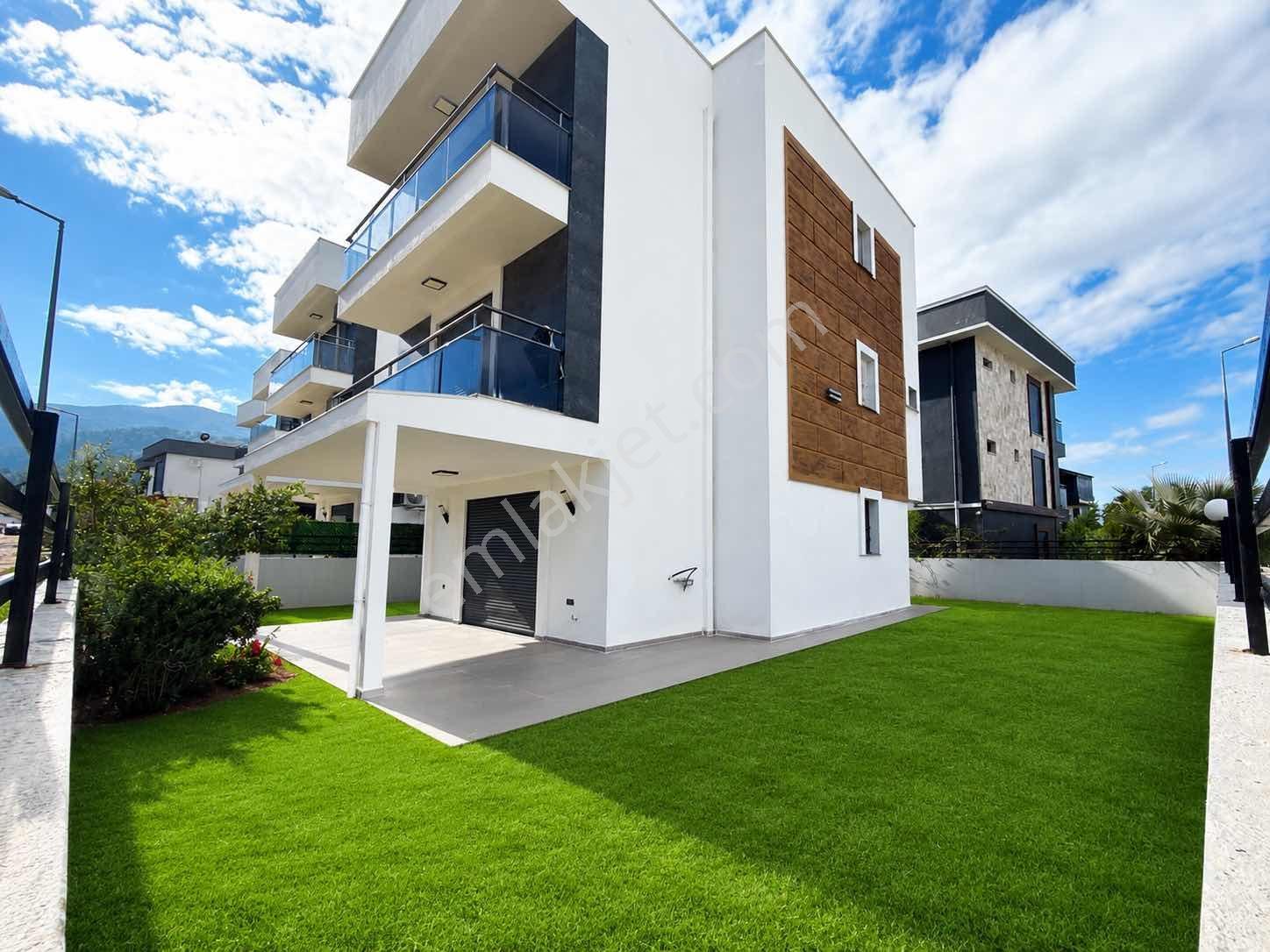 Kuşadası Davutlarda Satılık Tek Müstakil 5+1 Villa