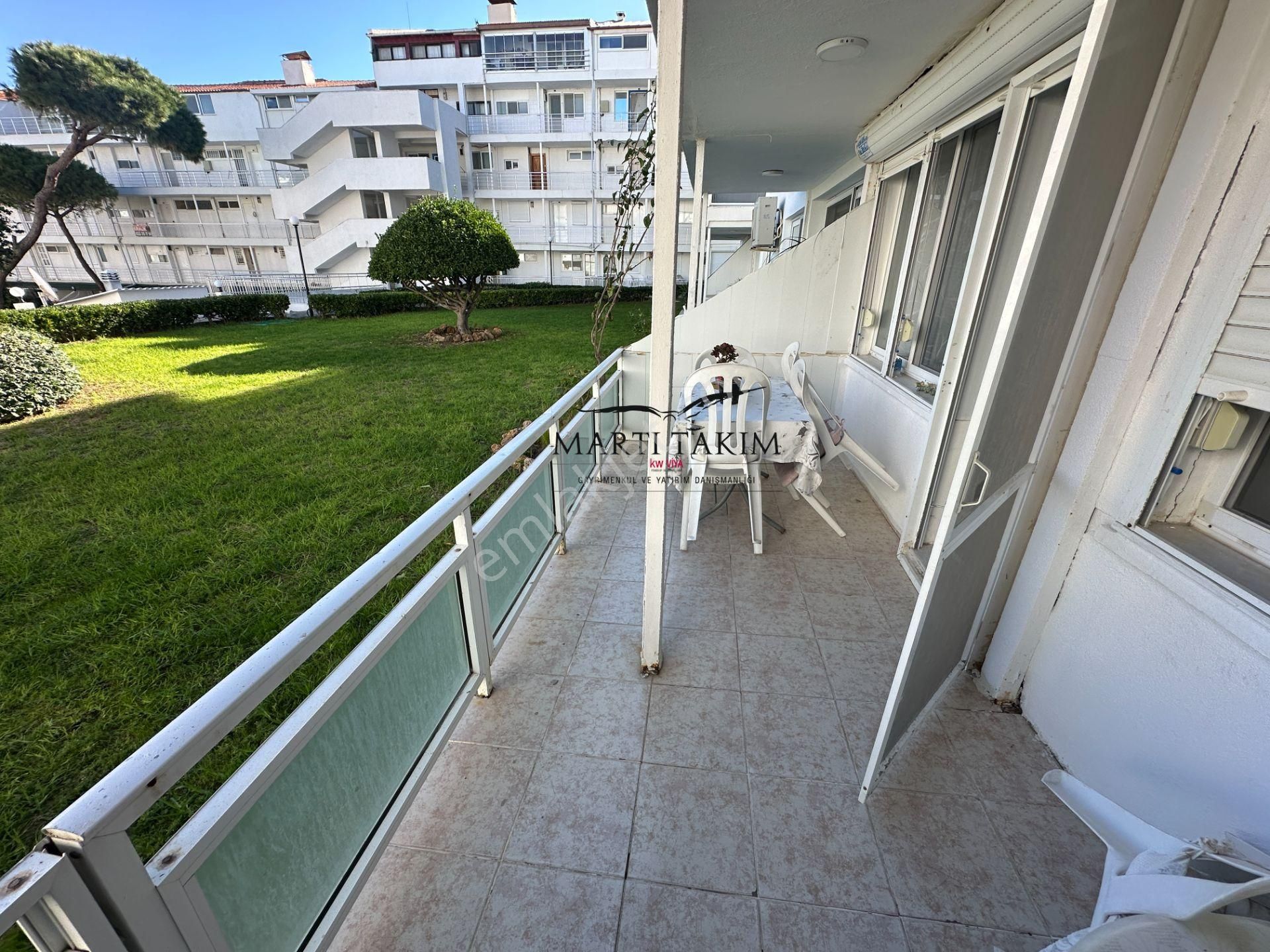 Çeşme Deniz 1 Tatil Sitesi Boyalık'ta Deniz Manzaralı 1+1 Satılıka