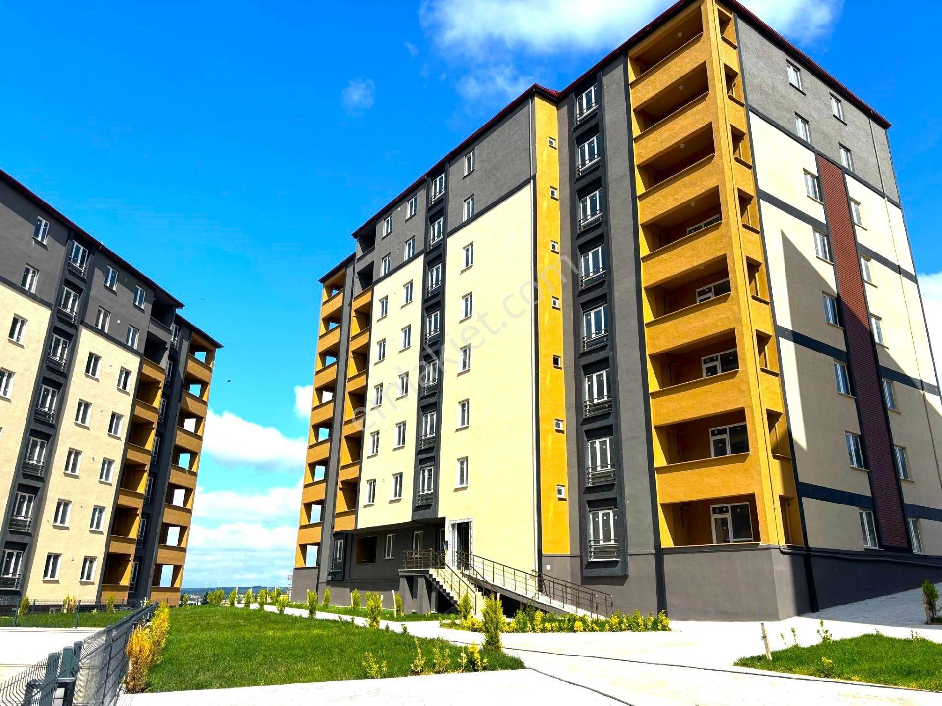 **eryıldız Gayrimenkul'den**istasyon Mah.site İçinde Kiralık Lüx 3+1 Daire