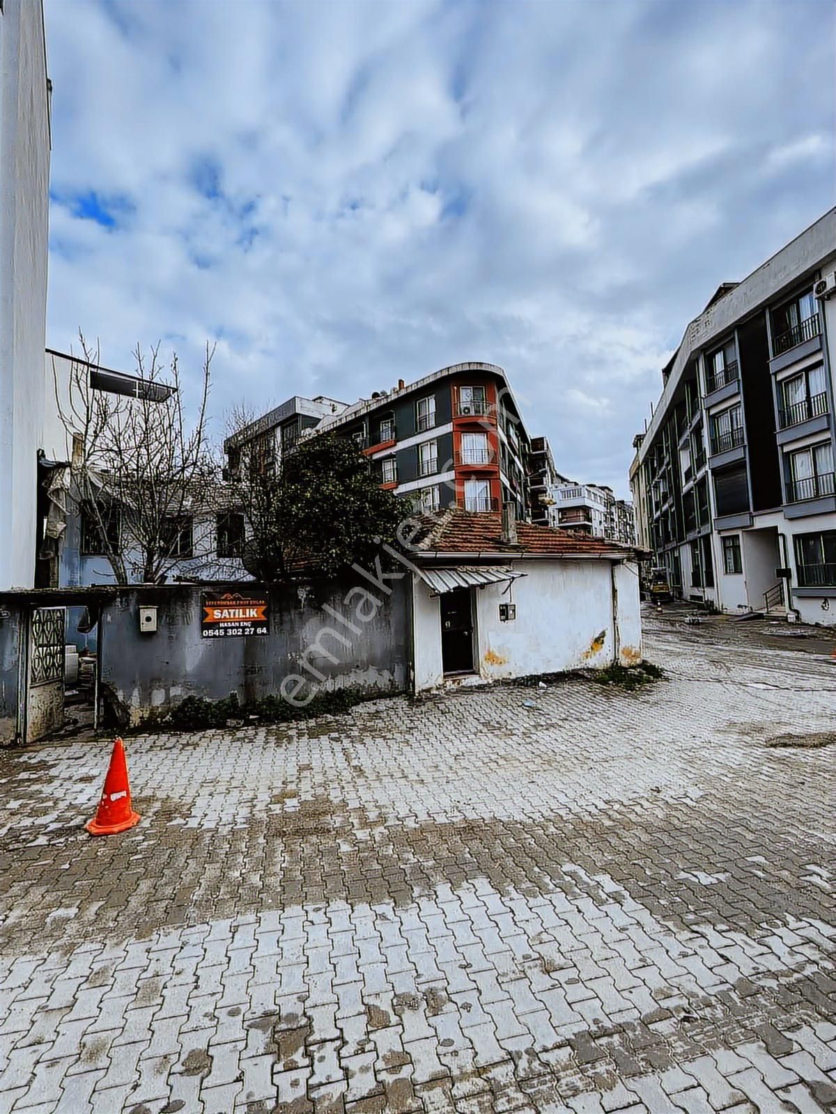 Seferihisar Da Müstakil Bahçeli 2 Katlı Yatırımlık Kerpiç Ev