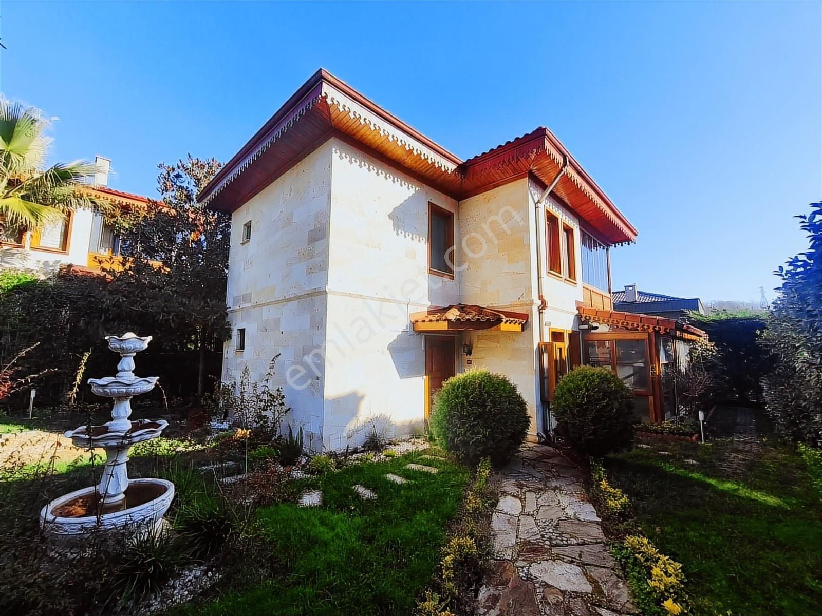 Şile'de 415m2 Arsa Paylı Doğal Taş Yapımı Otantik Satılık Villa