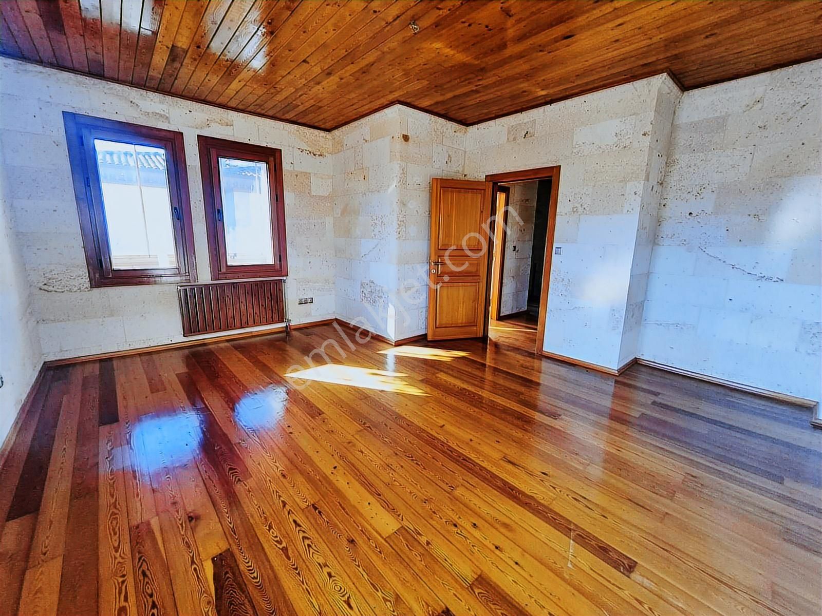 Şile'de 415m2 Arsa Paylı Doğal Taş Yapımı Otantik Satılık Villa - Görsel 11