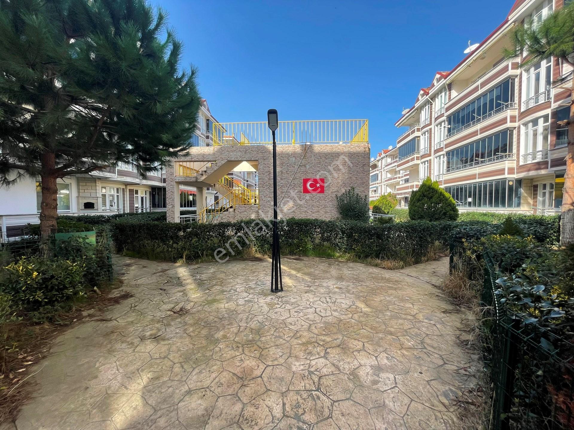 Altın Emlak'tan Aziziye'de Denize Yürüme Mesafesinde, Havuzlu Sitede 2+1 Ara Kat Daire - Görsel 13