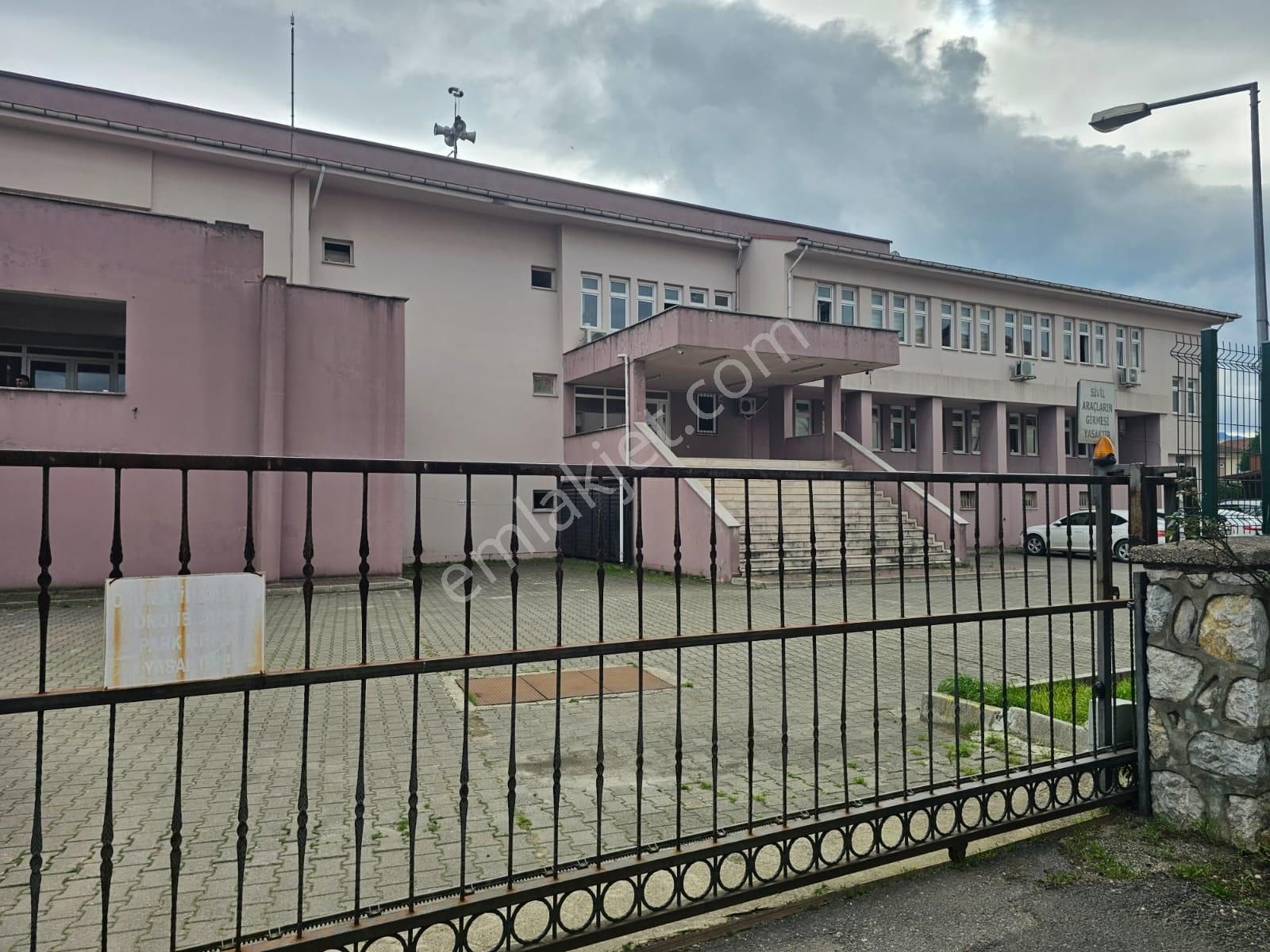 Akyazı Da 3 Katlı Binanın 3. Katında Bulunan Bakımlı Sat. Daire - Görsel 27