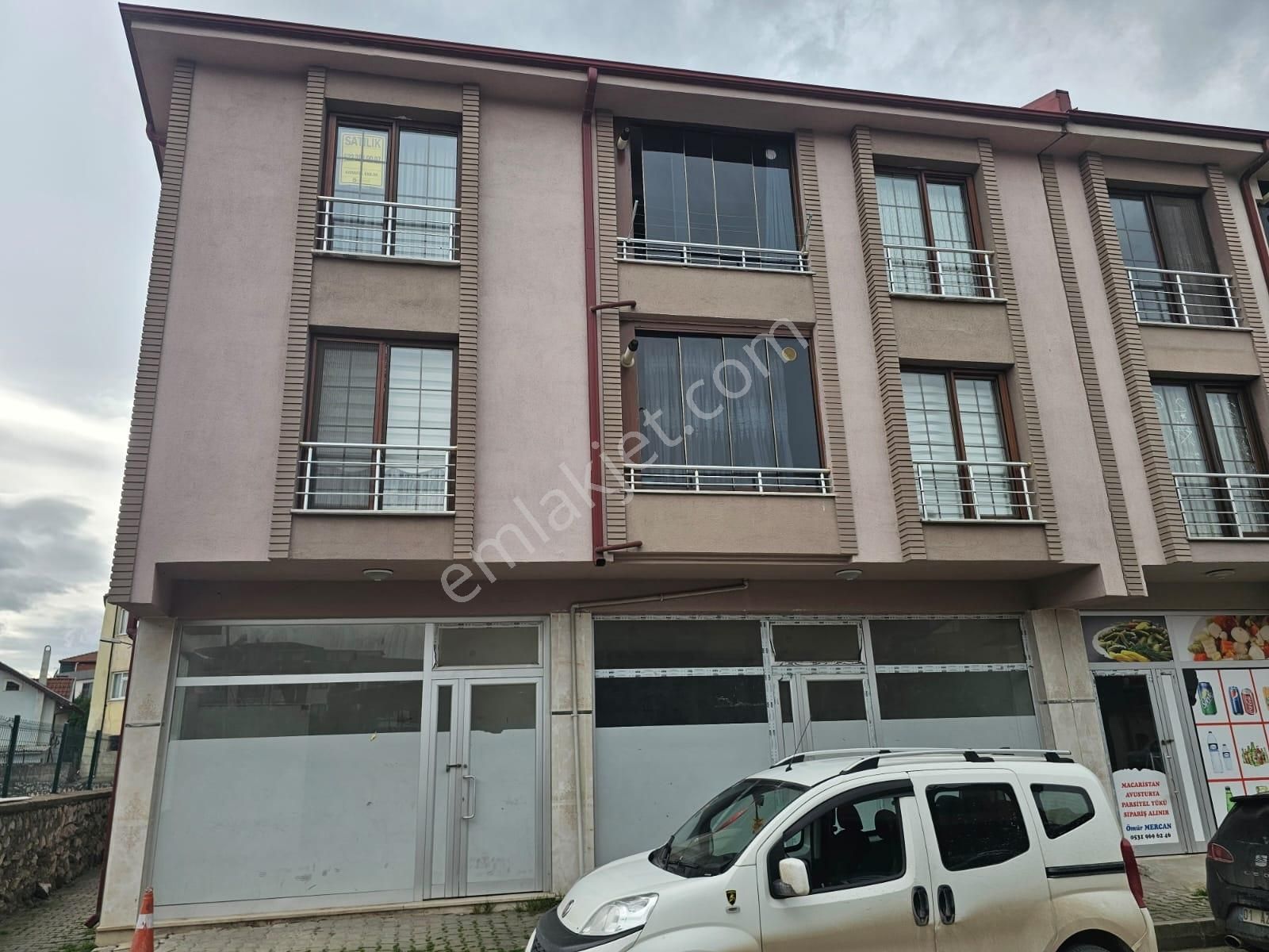 Akyazı Da 3 Katlı Binanın 3. Katında Bulunan Bakımlı Sat. Daire