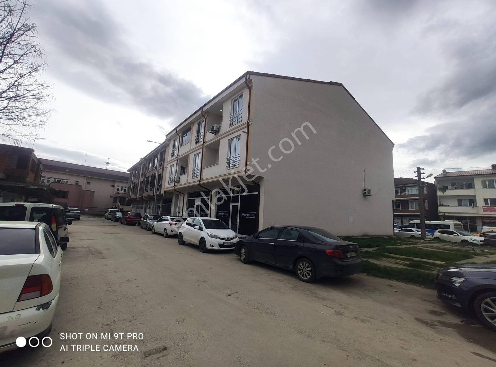 Akyazı Da 3 Katlı Binanın 3. Katında Bulunan Bakımlı Sat. Daire - Görsel 15