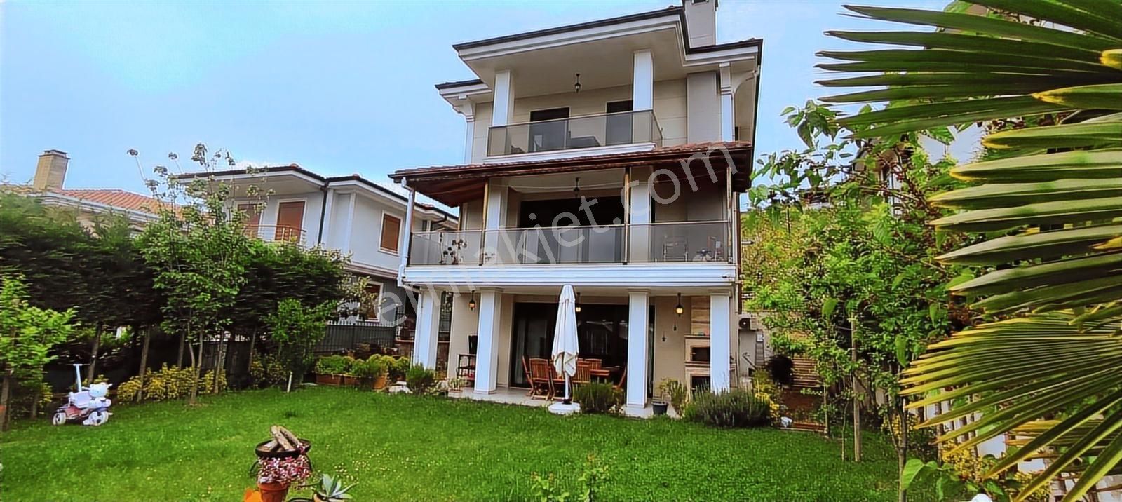 Şile Merkez'de Denize Yakın Müstakil Bahçeli 6+2 Satılık Villa