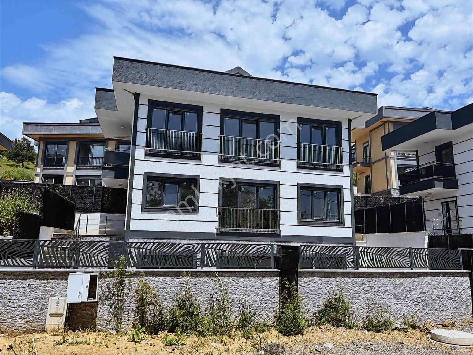 Remax Anka'dan Havuzlu Büyük Bahçeli Sıfır 6+1 Tribleks Villa