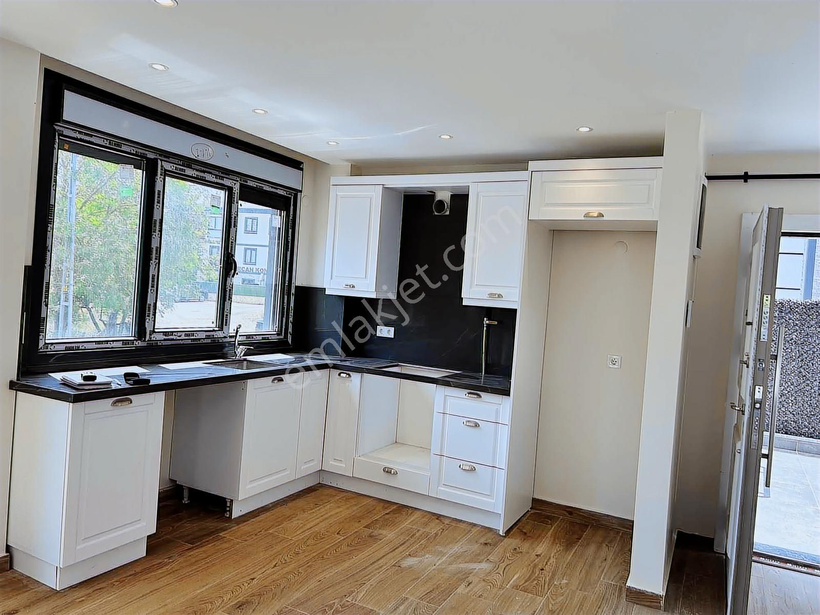 Remax Anka'dan Havuzlu Büyük Bahçeli Sıfır 6+1 Tribleks Villa - Görsel 24