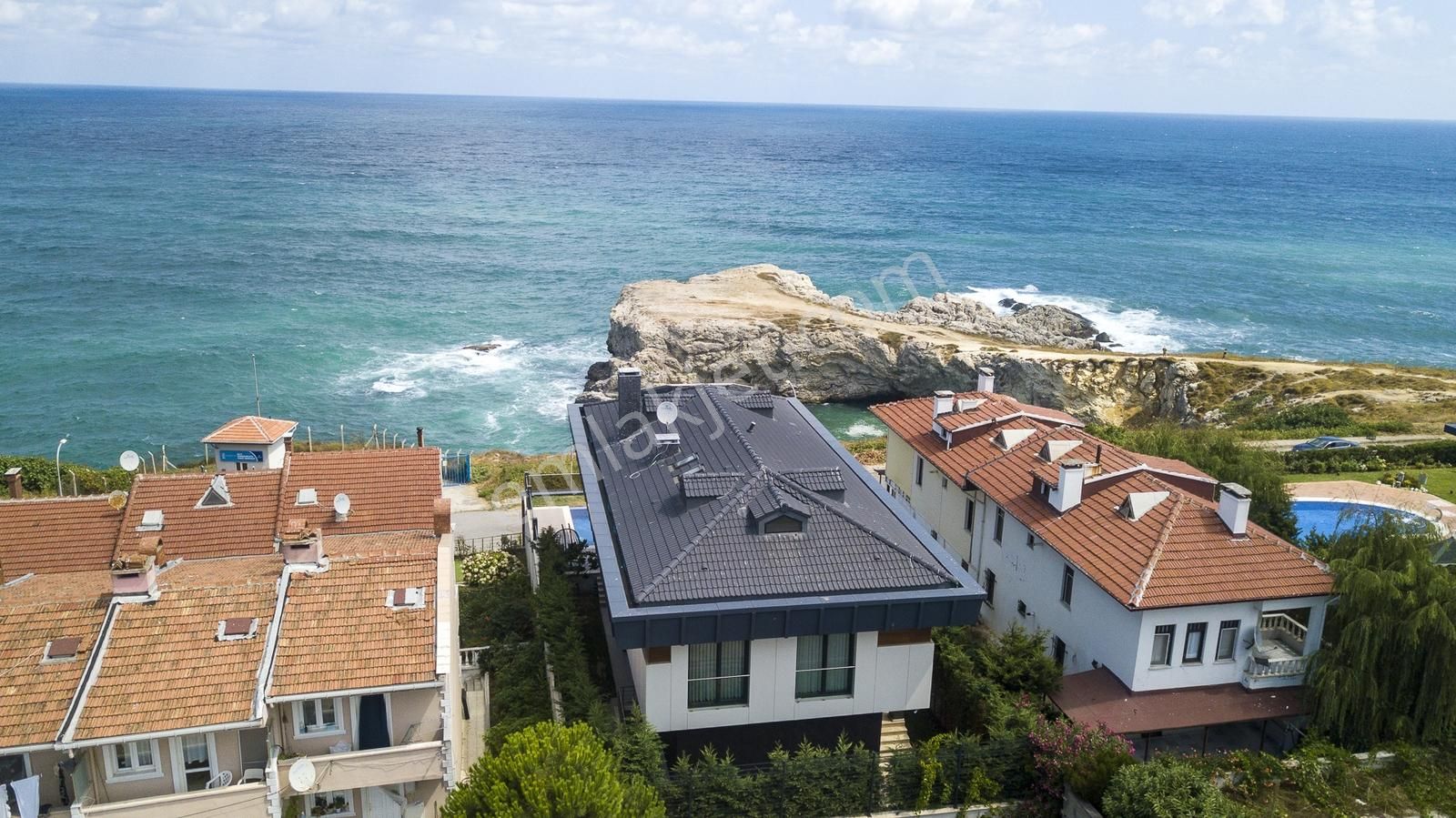 Remax Anka 'dan Balibey Harmankaya Satılık Denize Sıfır Villa