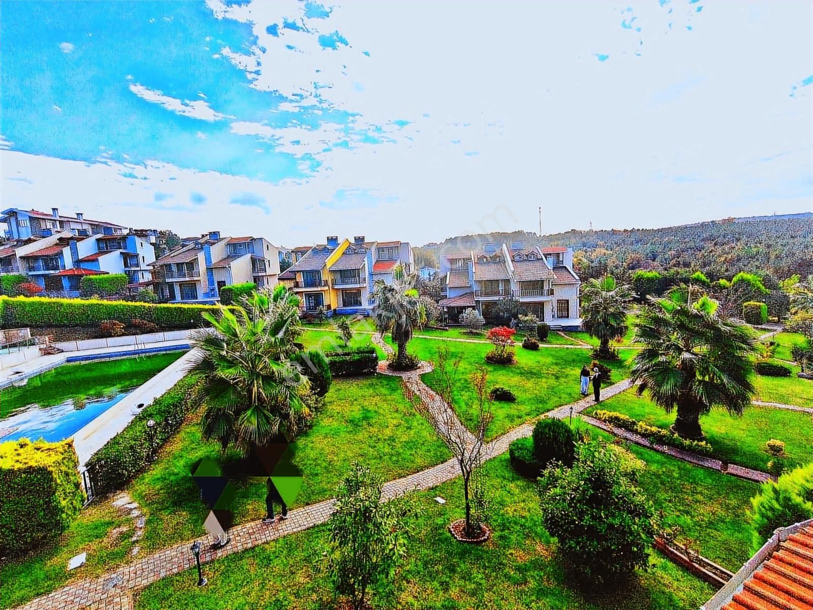 Şile Sahilköy'de Denize Komşu Sitede 480m2 5+2 Satılık Villa