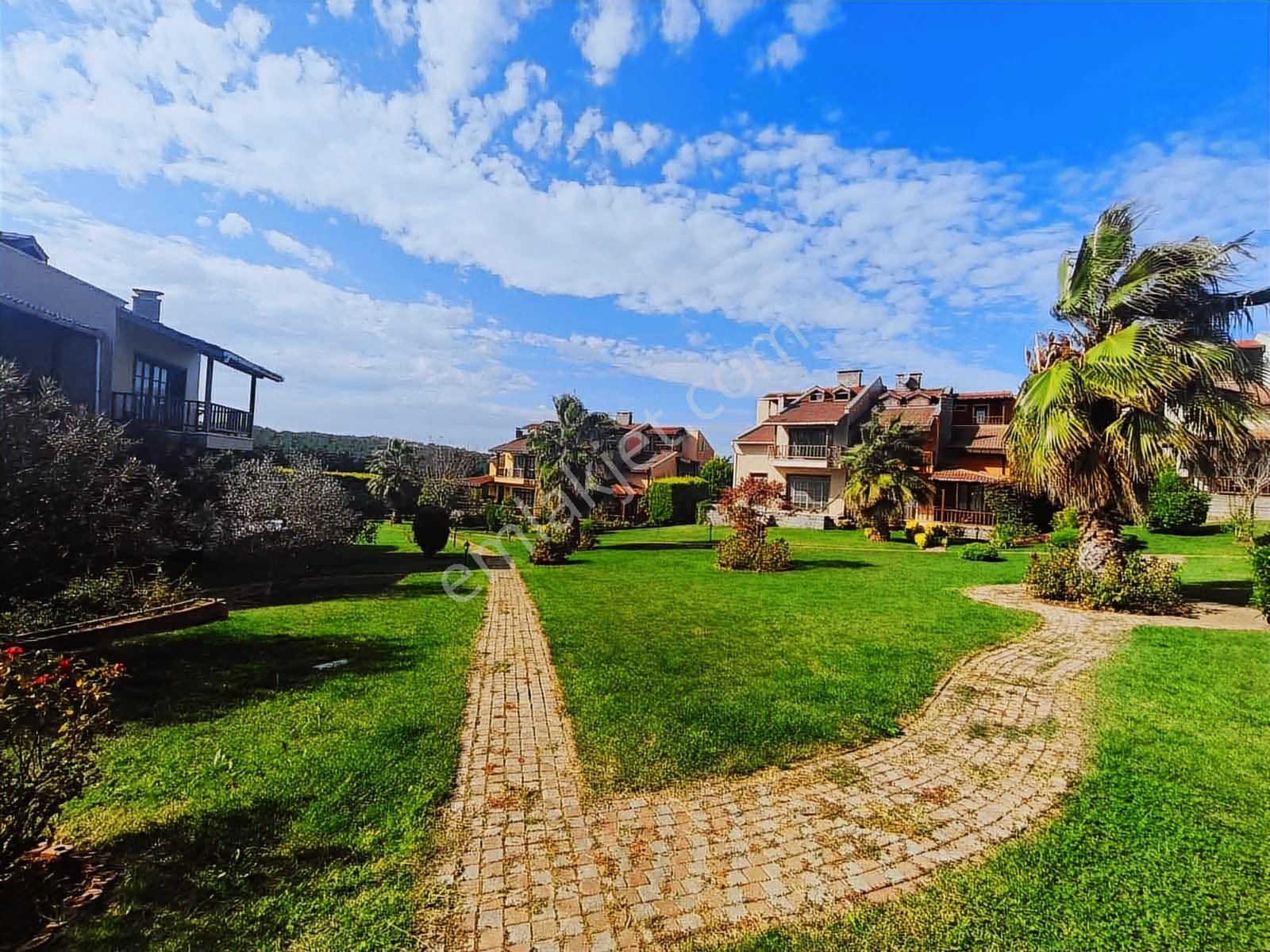 Şile Sahilköy'de Denize Komşu Sitede 480m2 5+2 Satılık Villa - Görsel 2