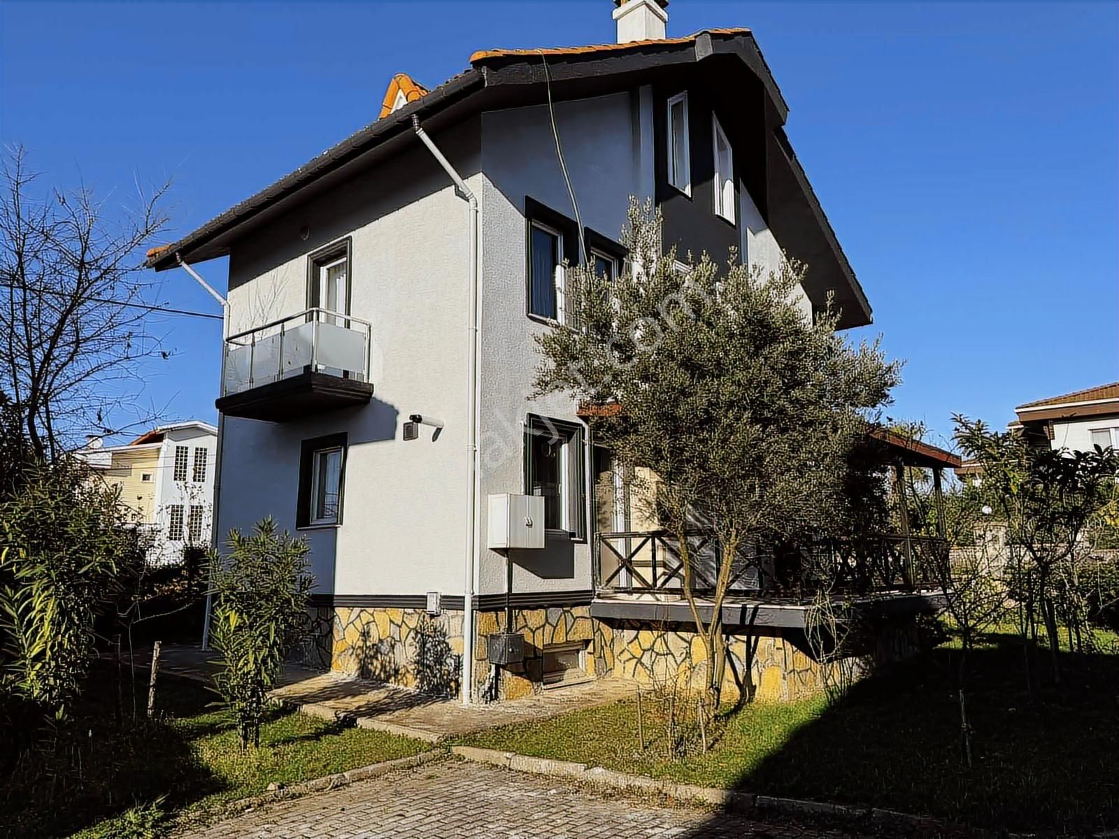 Remax Anka'dan Satılık Salkım Sitesinde Bakımlı Villa