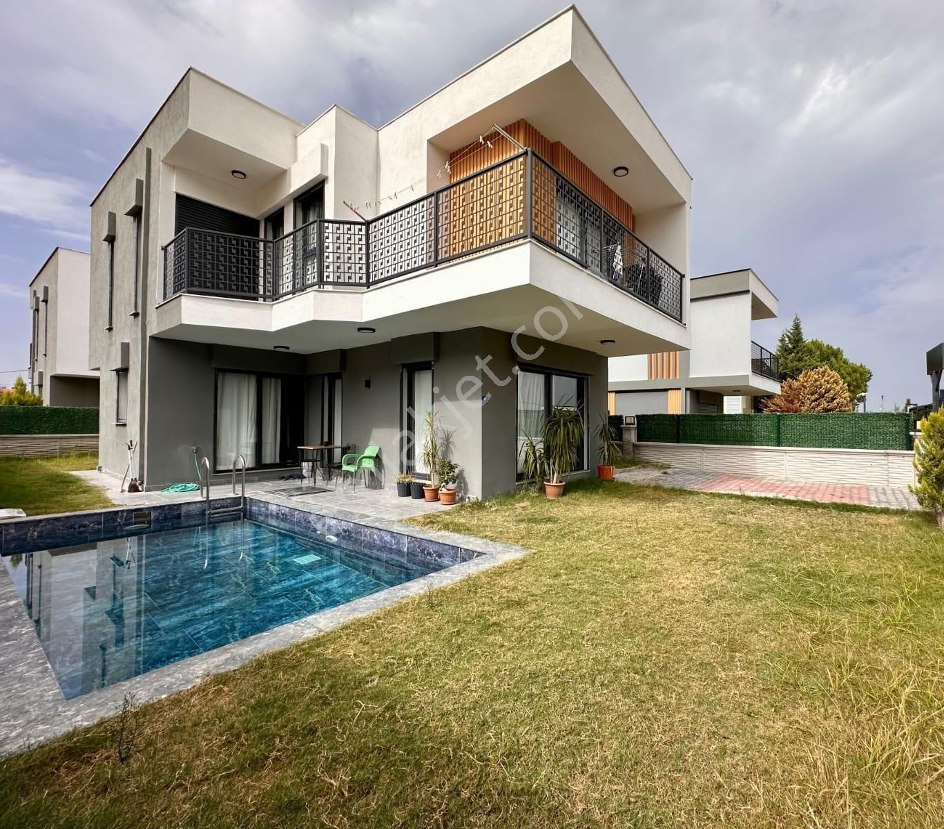 Güzelçamlıda Satılık Özel Havuzlu Full Eşyalı 3+1 Lüks Villa