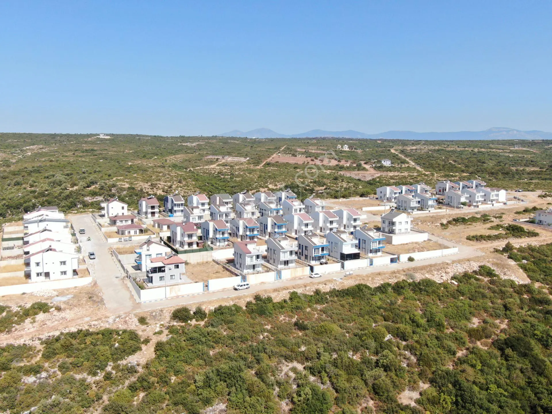 Didim Akyeniköy'de Milas Karayoluna Yakın Satılık Villa Arsası