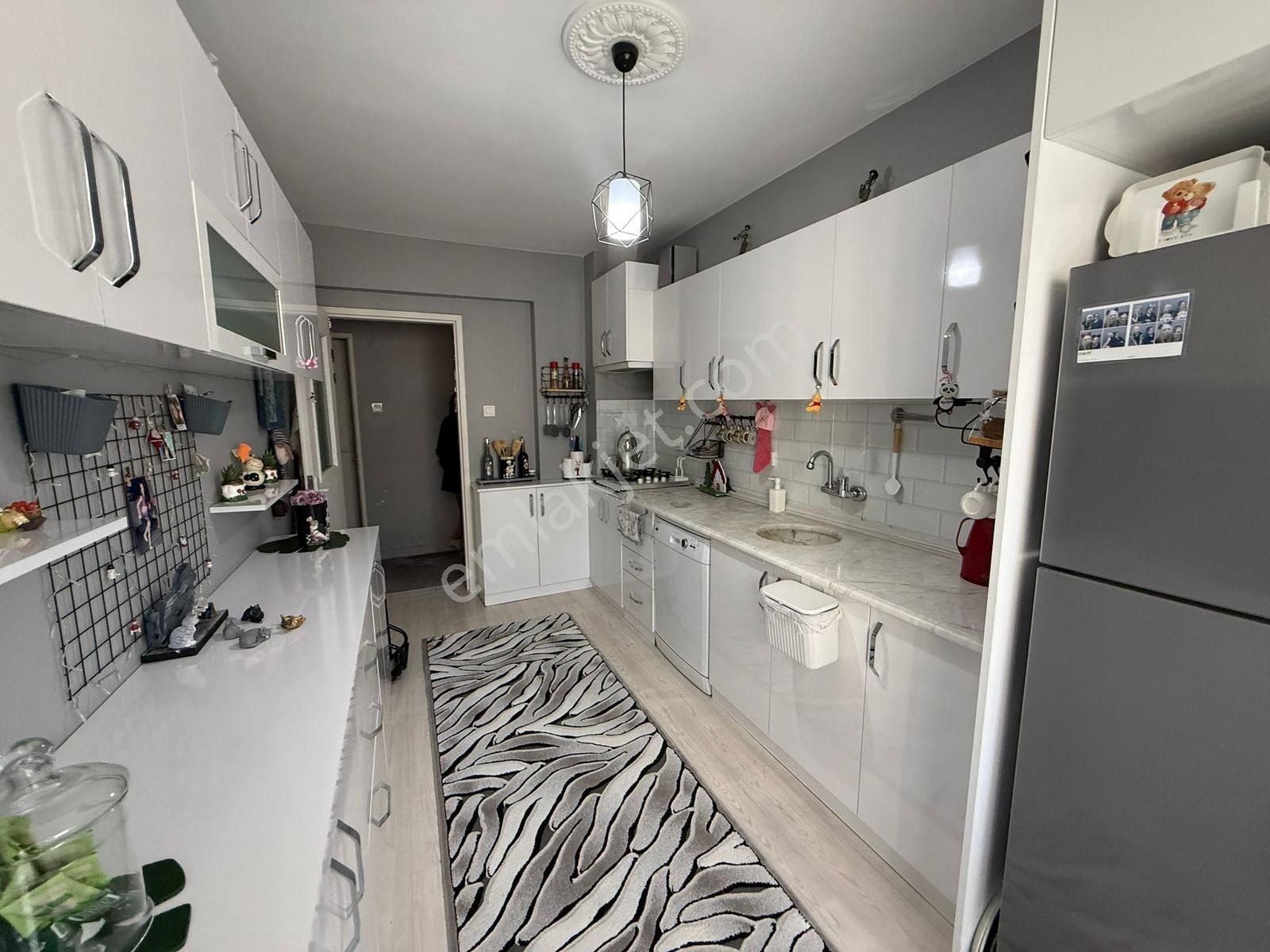 Balçova Çetin Emeç'te Köşe Konumda Manzaralı Satılık 3+1 Daire