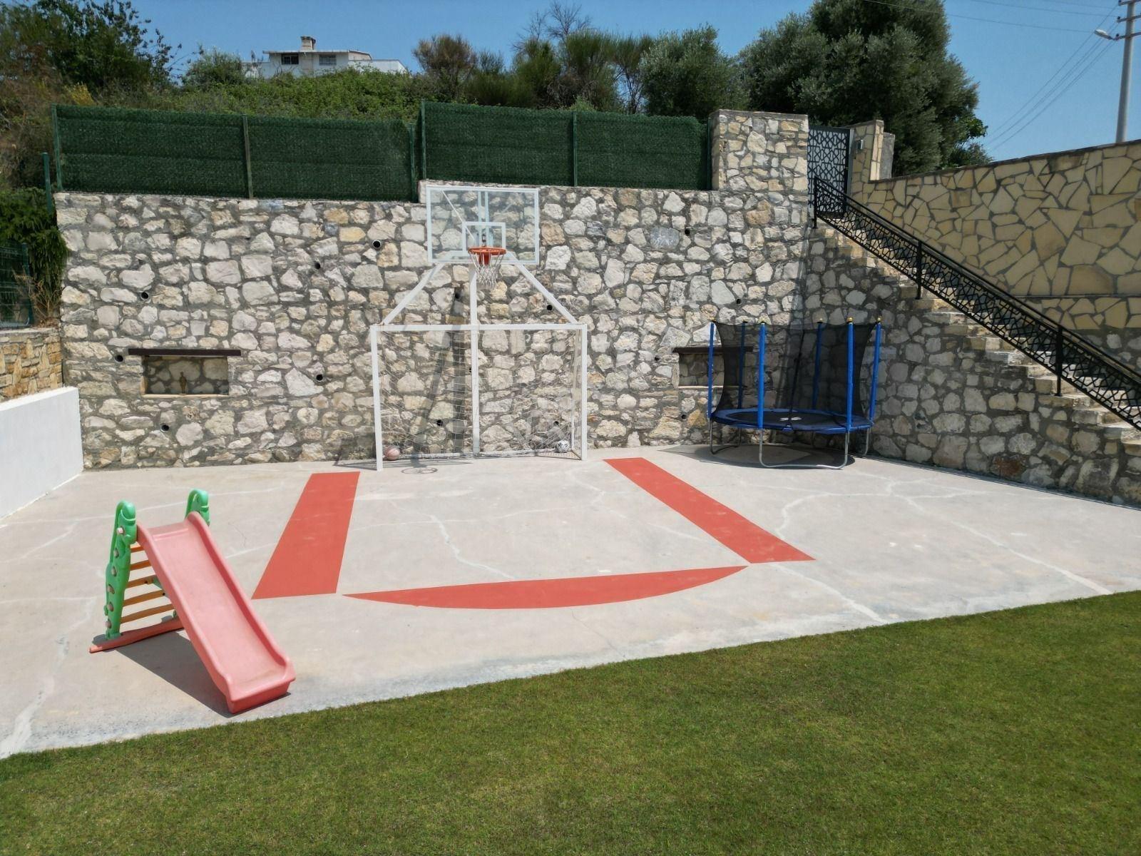 Kuşadasında Satılık Süper Lüks Eşyalı Tripleks Villa - Görsel 9