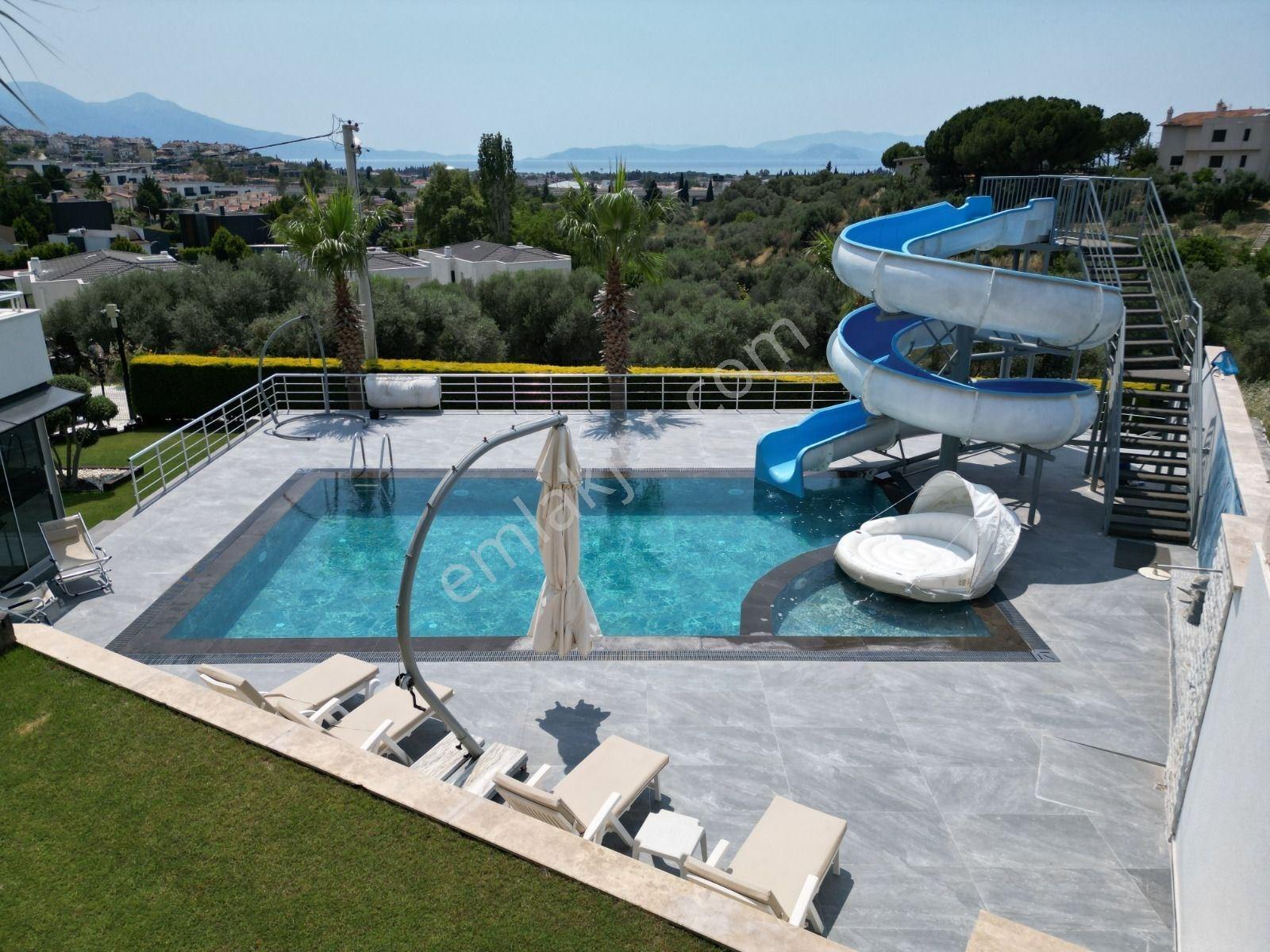 Kuşadasında Satılık Süper Lüks Eşyalı Tripleks Villa - Görsel 4
