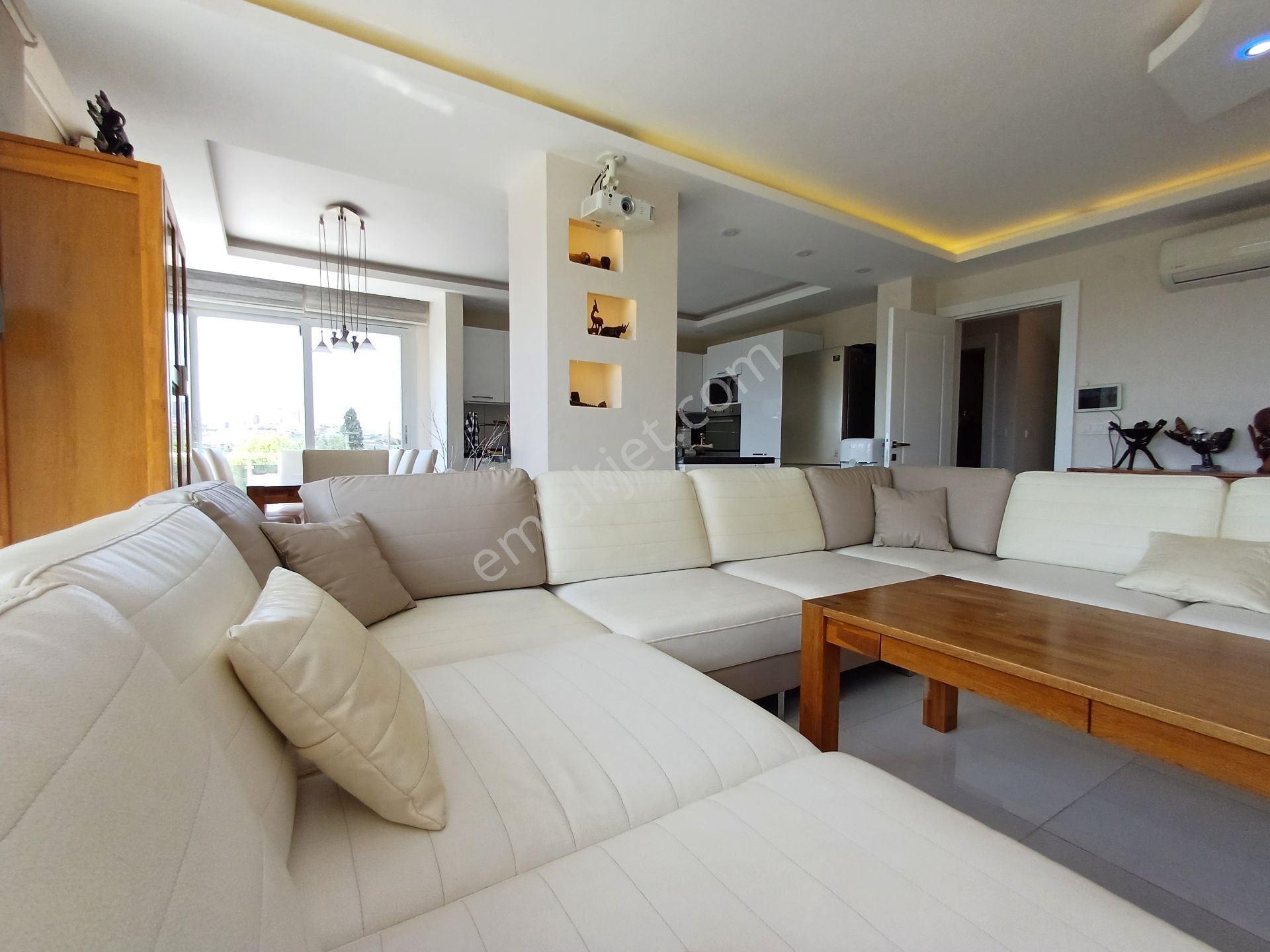 Kuşadasında Satılık Süper Lüks Eşyalı Tripleks Villa - Görsel 11