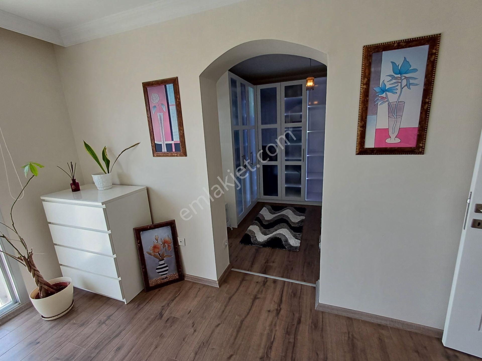 Kuşadasında Satılık Süper Lüks Eşyalı Tripleks Villa - Görsel 21