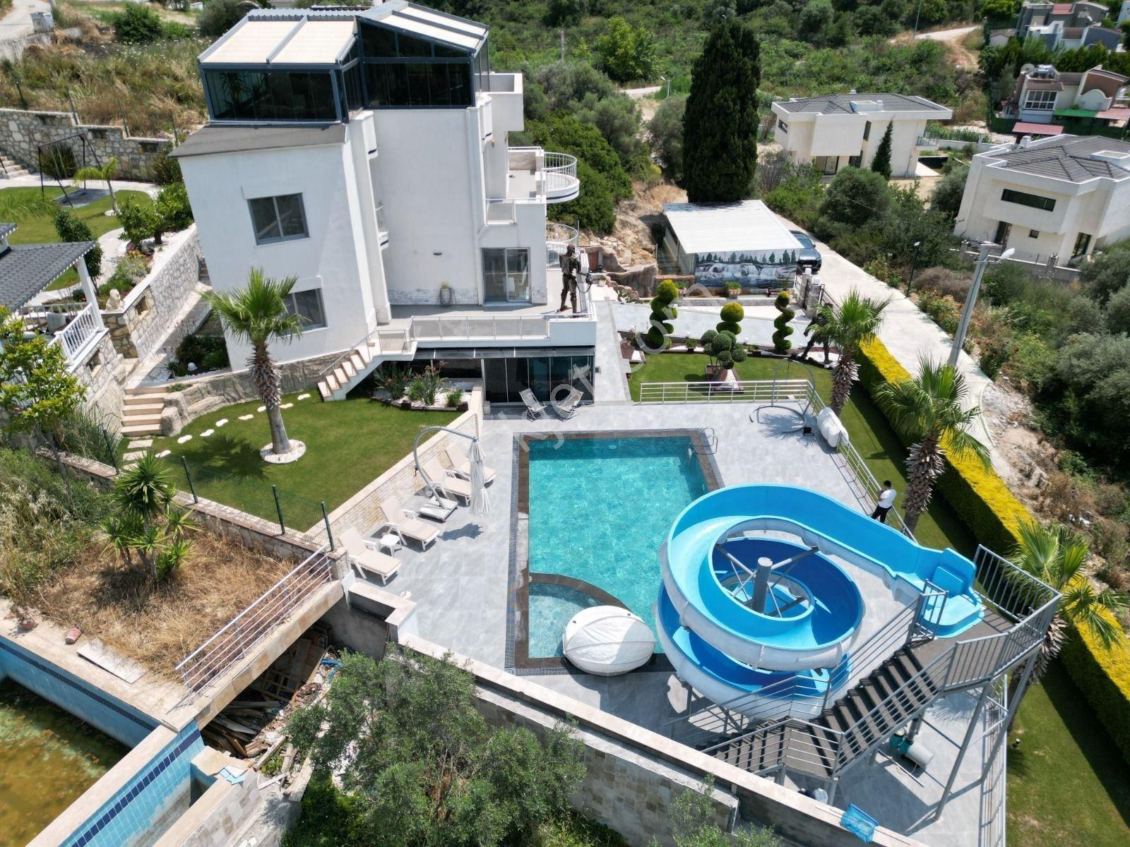 Kuşadasında Satılık Süper Lüks Eşyalı Tripleks Villa - Görsel 2