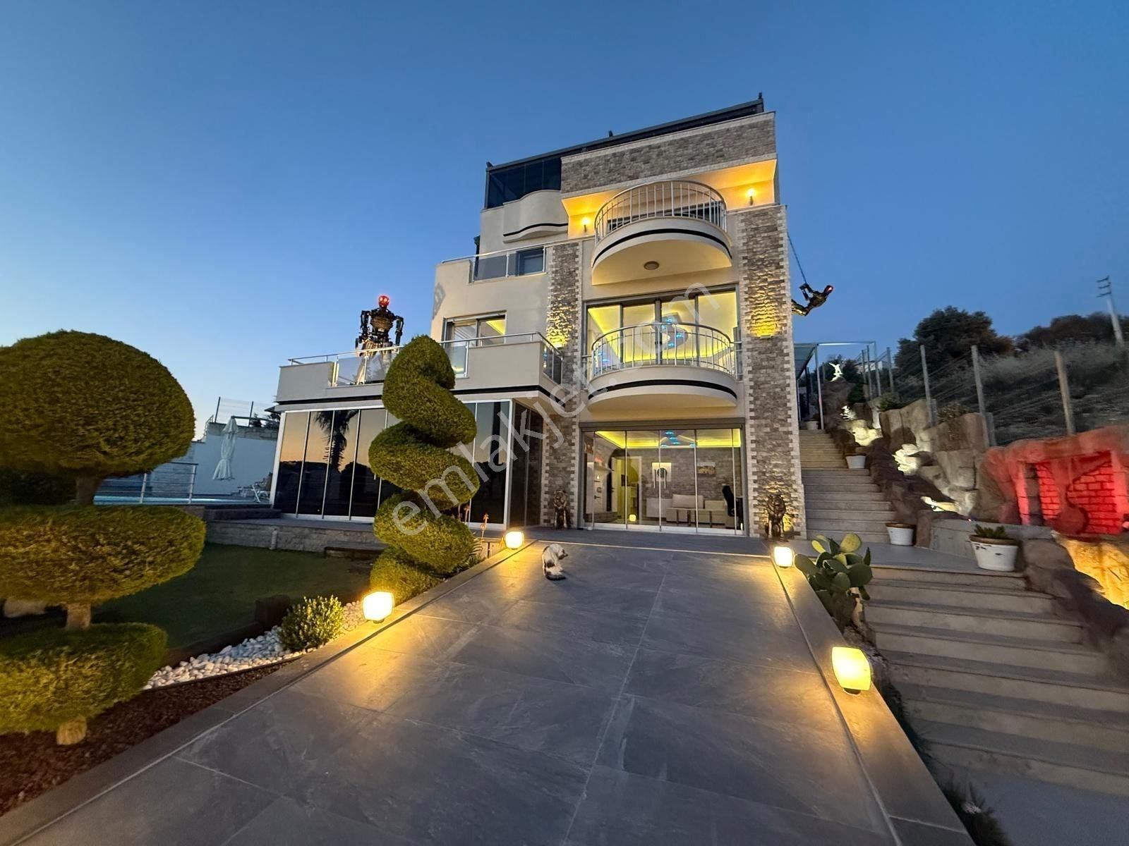 Kuşadasında Satılık Süper Lüks Eşyalı Tripleks Villa - Görsel 5