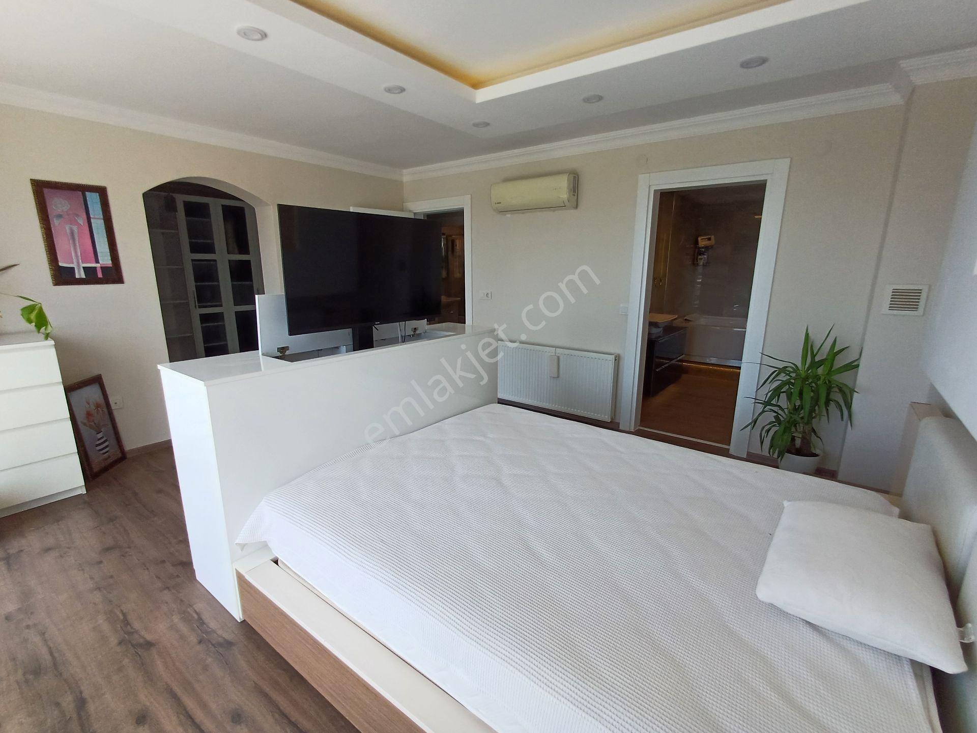 Kuşadasında Satılık Süper Lüks Eşyalı Tripleks Villa - Görsel 19