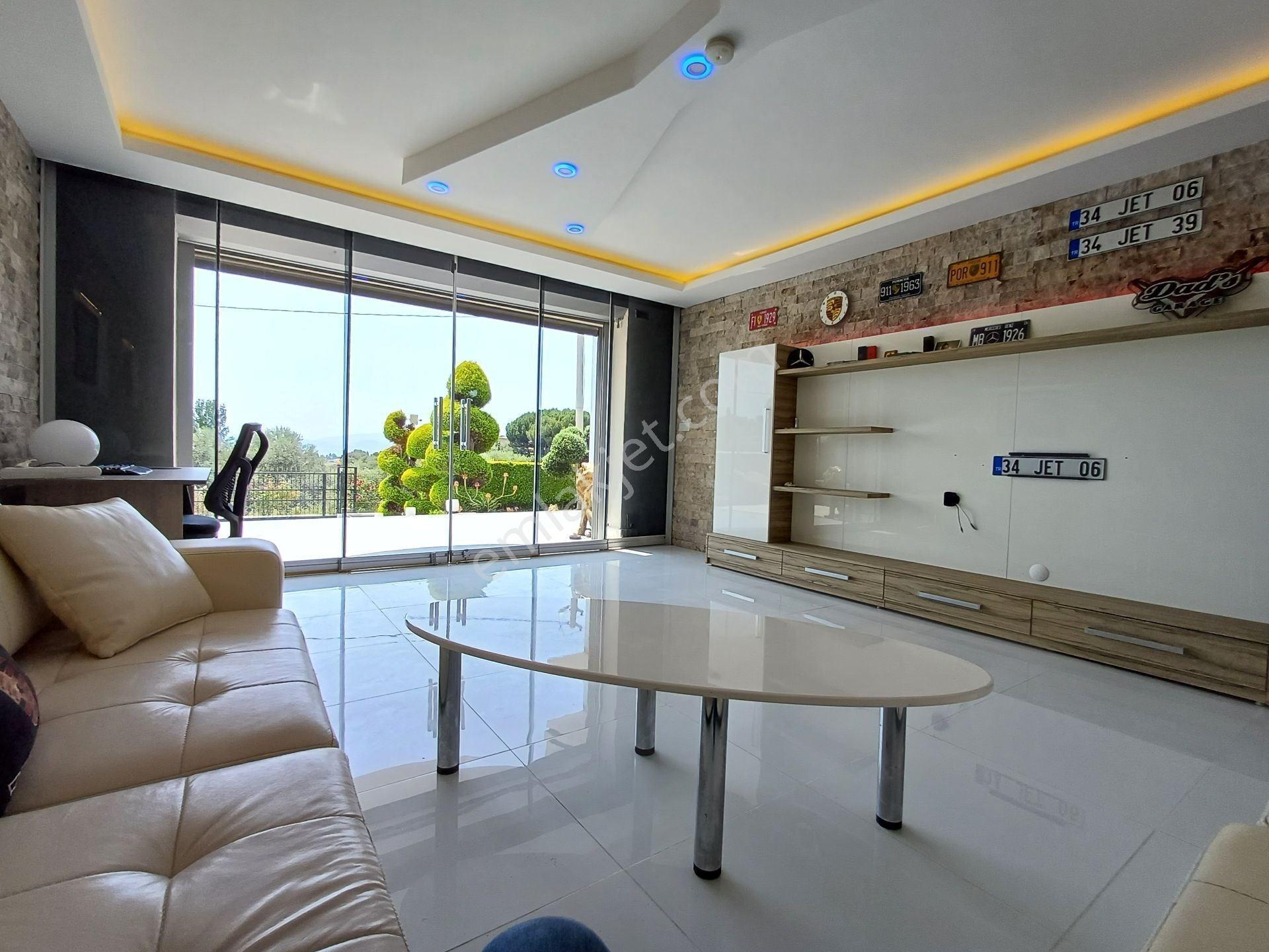 Kuşadasında Satılık Süper Lüks Eşyalı Tripleks Villa - Görsel 17