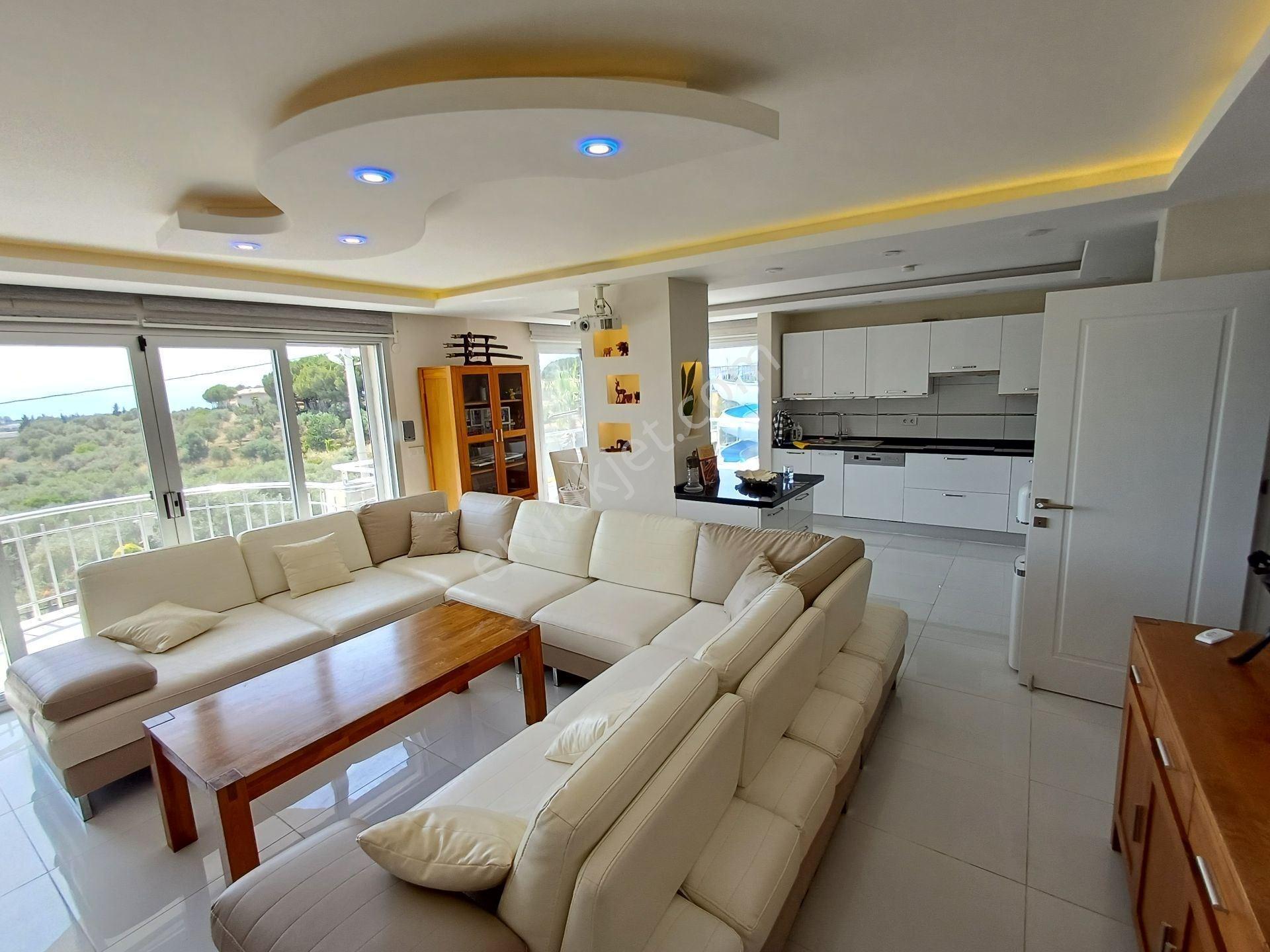Kuşadasında Satılık Süper Lüks Eşyalı Tripleks Villa - Görsel 13