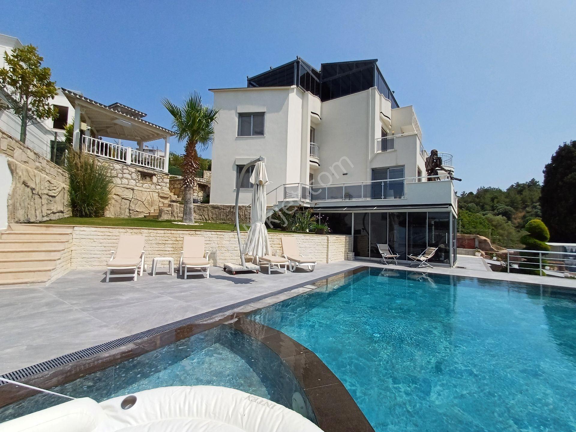 Kuşadasında Satılık Süper Lüks Eşyalı Tripleks Villa - Görsel 3