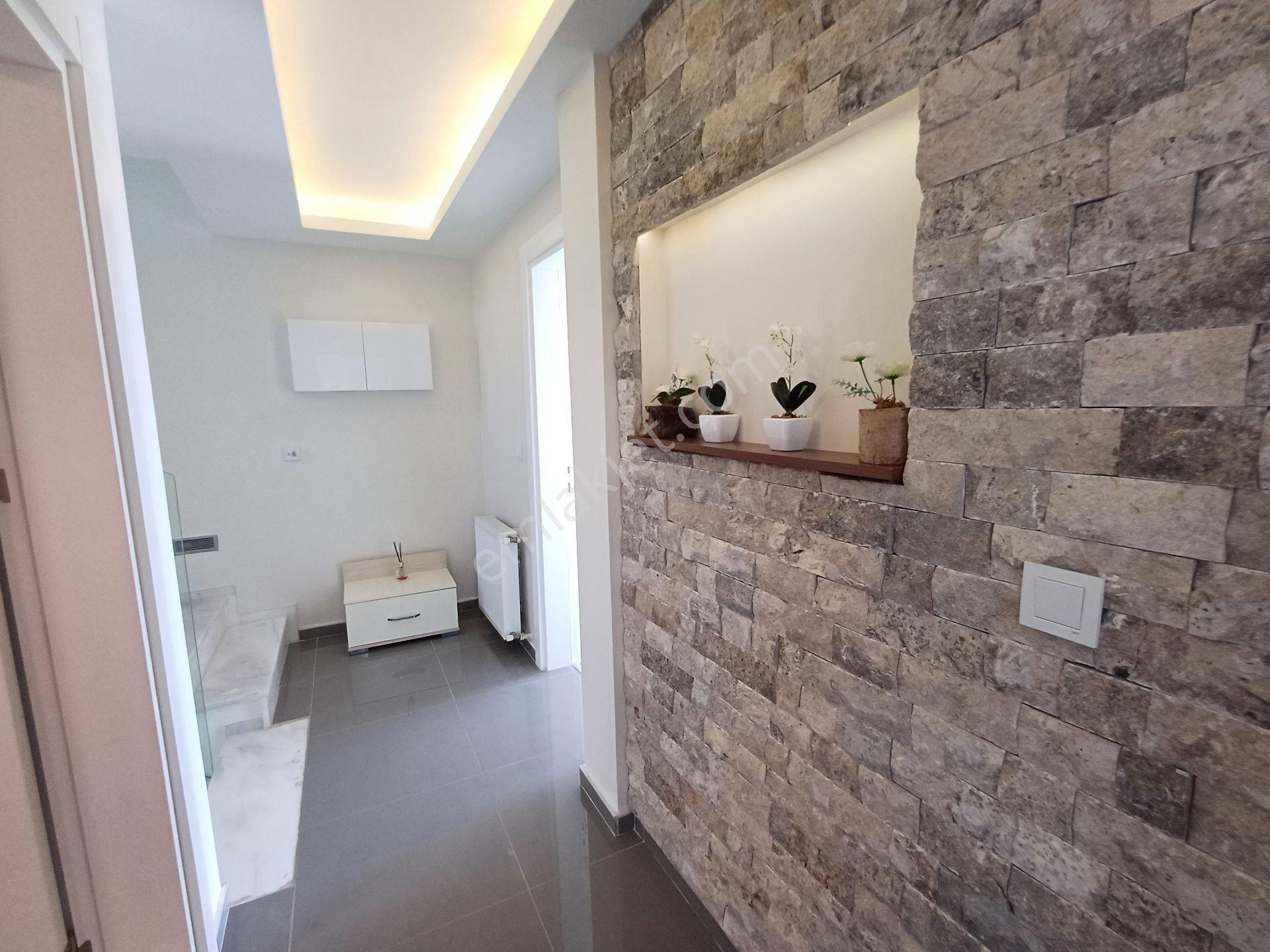 Kuşadasında Satılık Süper Lüks Eşyalı Tripleks Villa - Görsel 27