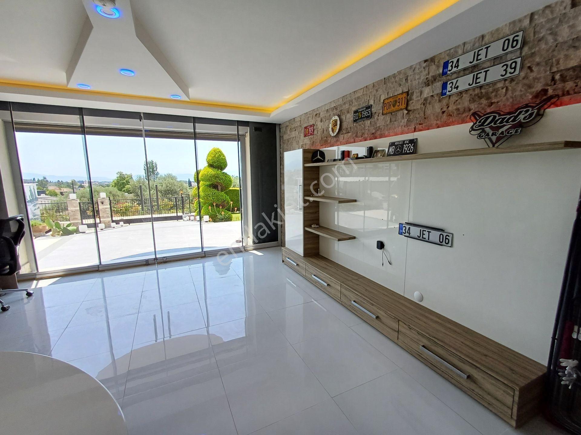 Kuşadasında Satılık Süper Lüks Eşyalı Tripleks Villa - Görsel 14