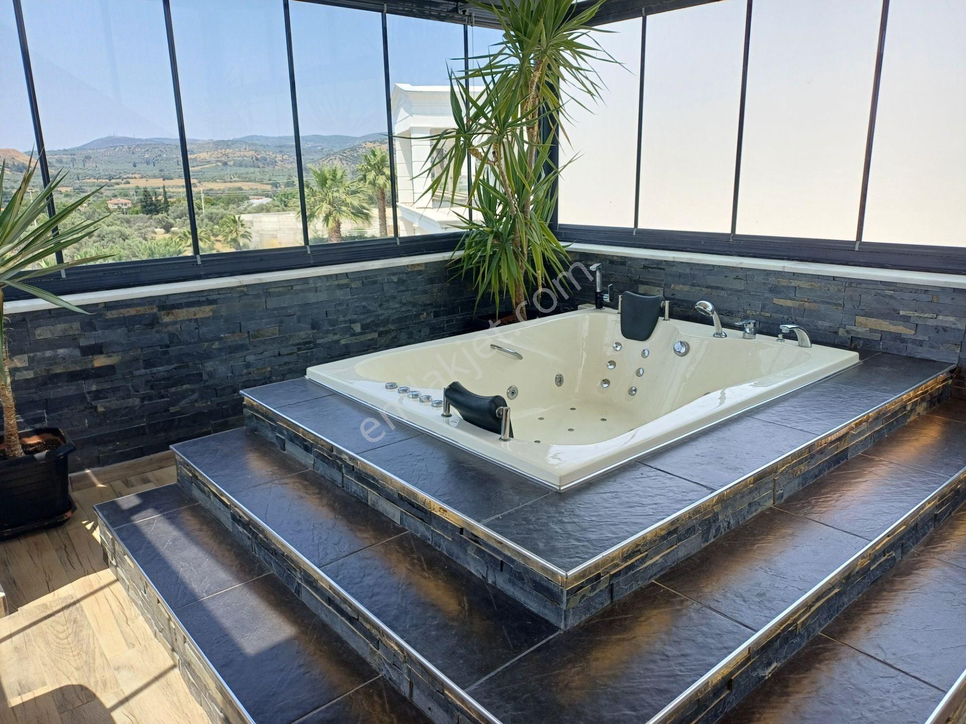 Kuşadasında Satılık Süper Lüks Eşyalı Tripleks Villa - Görsel 29