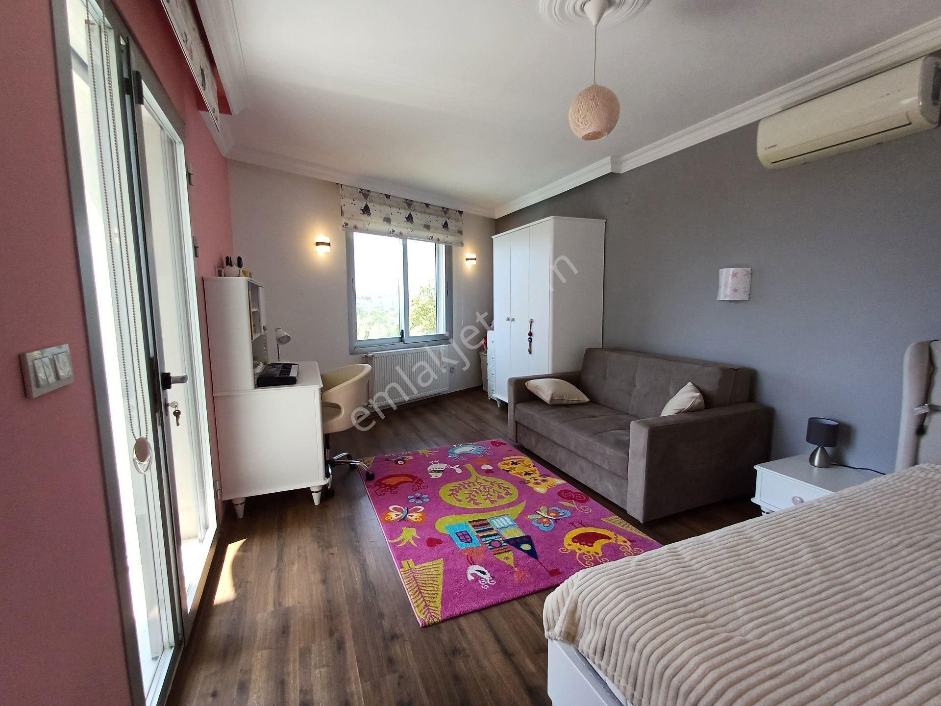 Kuşadasında Satılık Süper Lüks Eşyalı Tripleks Villa - Görsel 25