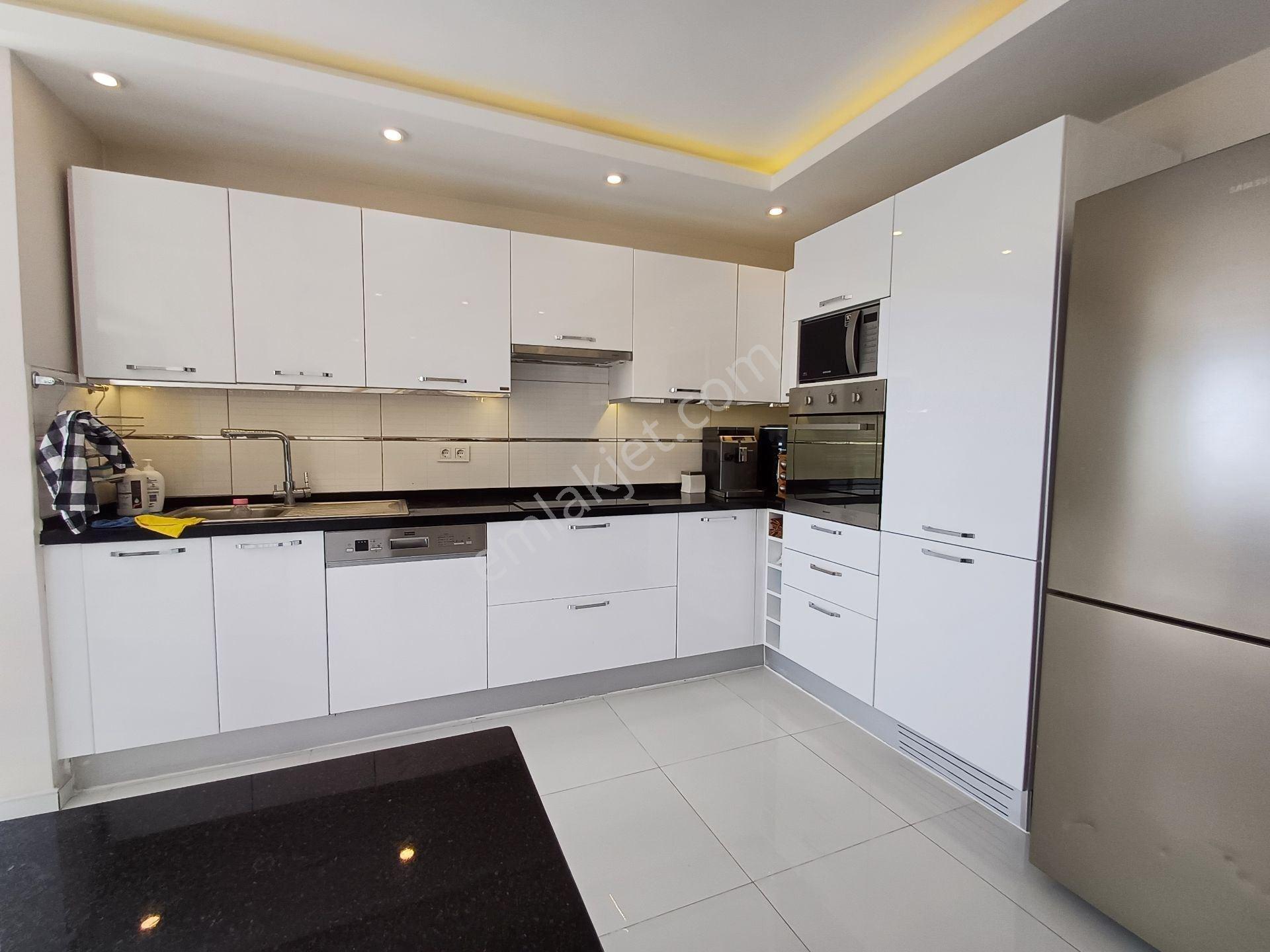 Kuşadasında Satılık Süper Lüks Eşyalı Tripleks Villa - Görsel 33
