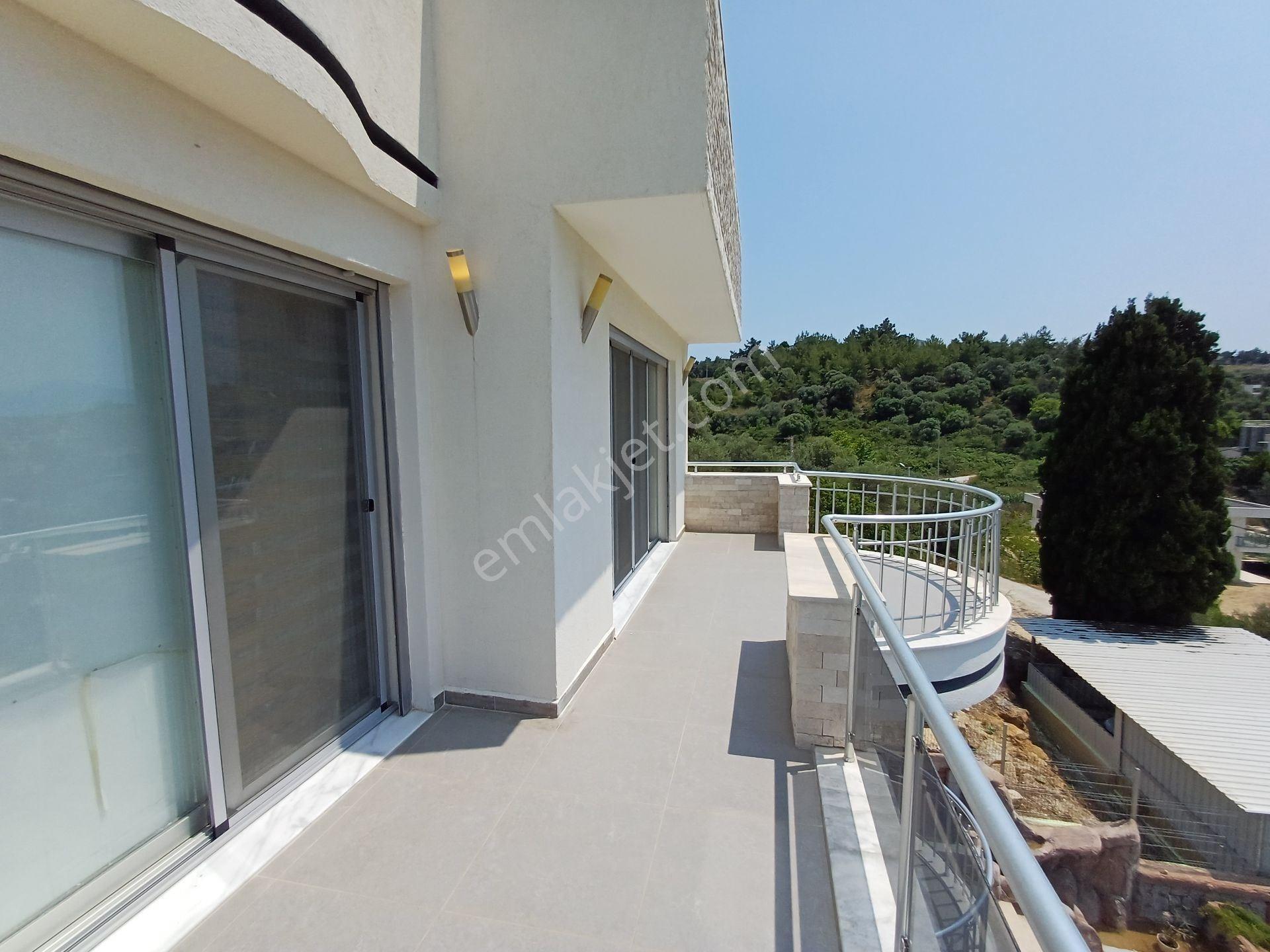 Kuşadasında Satılık Süper Lüks Eşyalı Tripleks Villa - Görsel 24