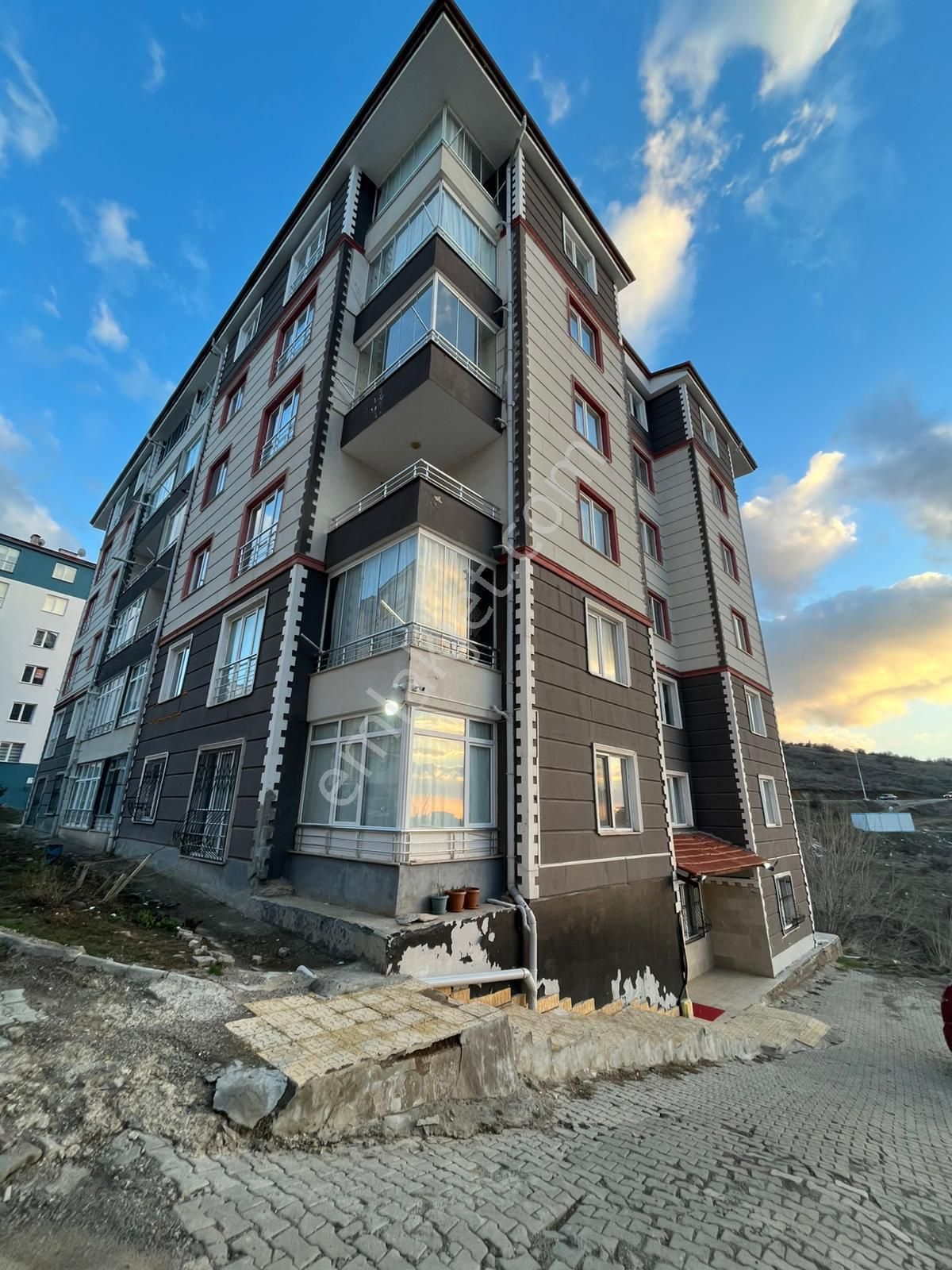 Üniversite Yolunda 3+1 Satılık Daire ***burcu Emlak****