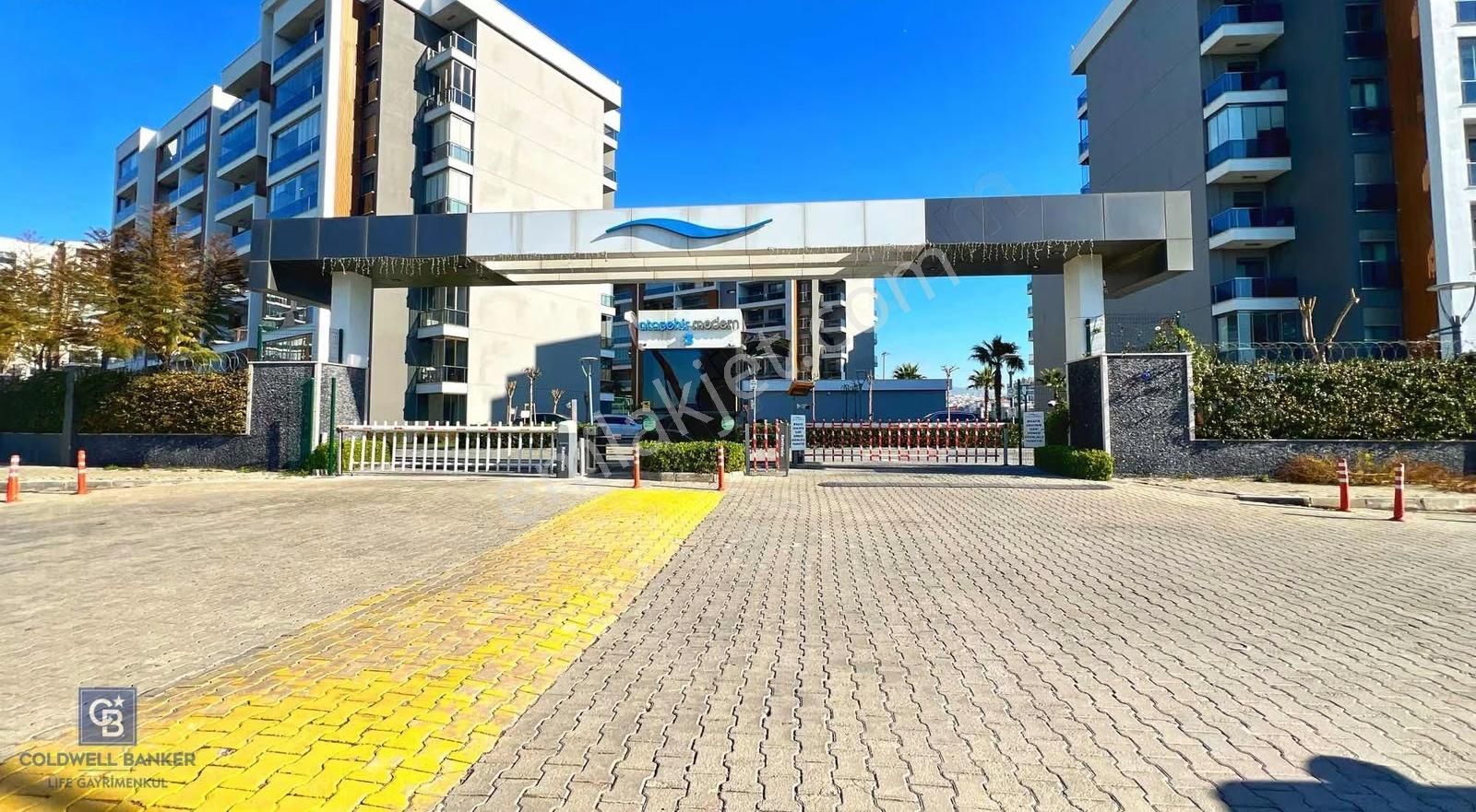 Ataşehir Modern 3te Havuz Manzaralı 1+1 Satılık Daire