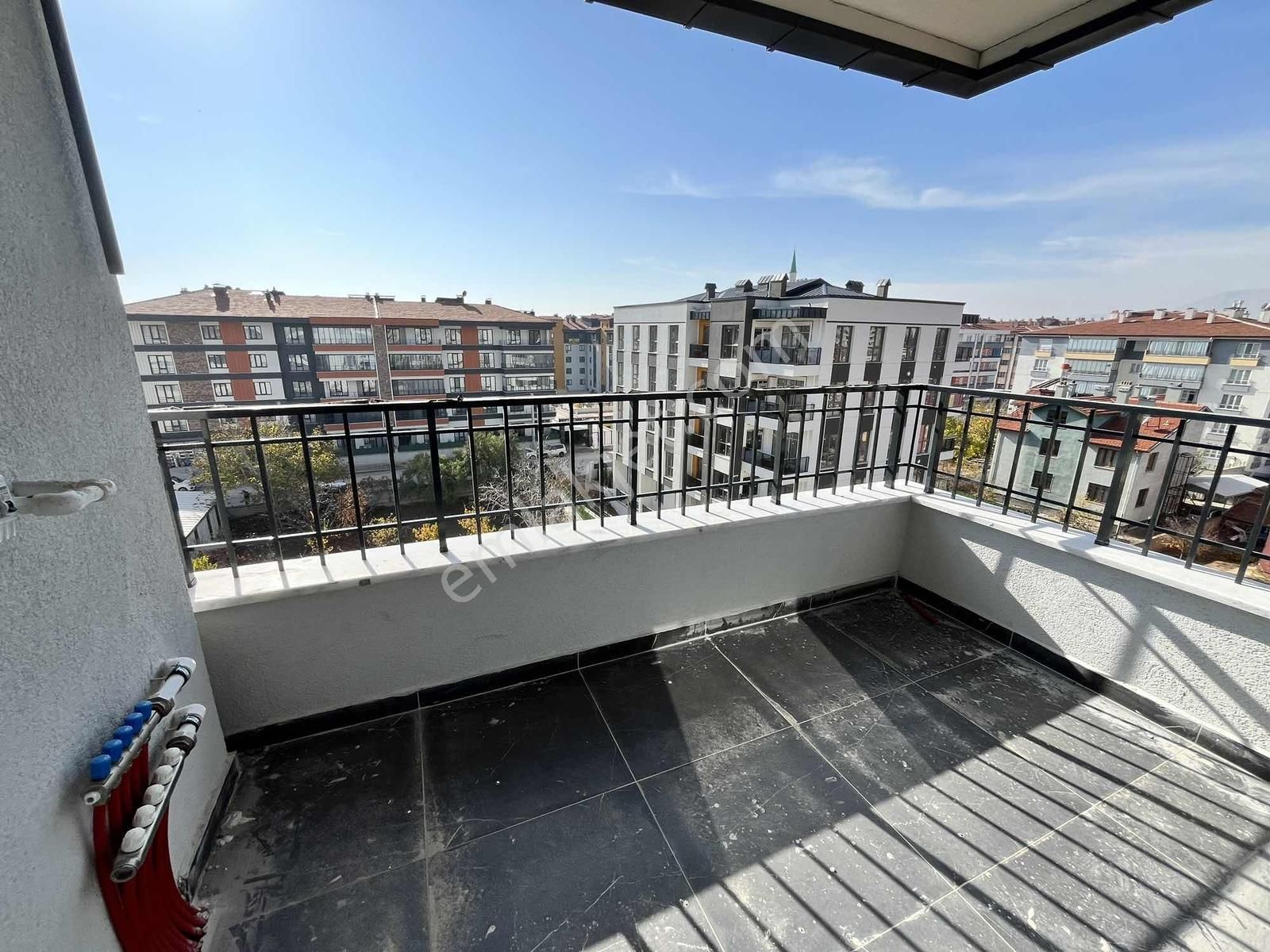 Meram Uluğbey Mahallesi'nde Oturuma Hazır Geniş Lüks 2+1 ! - Görsel 4