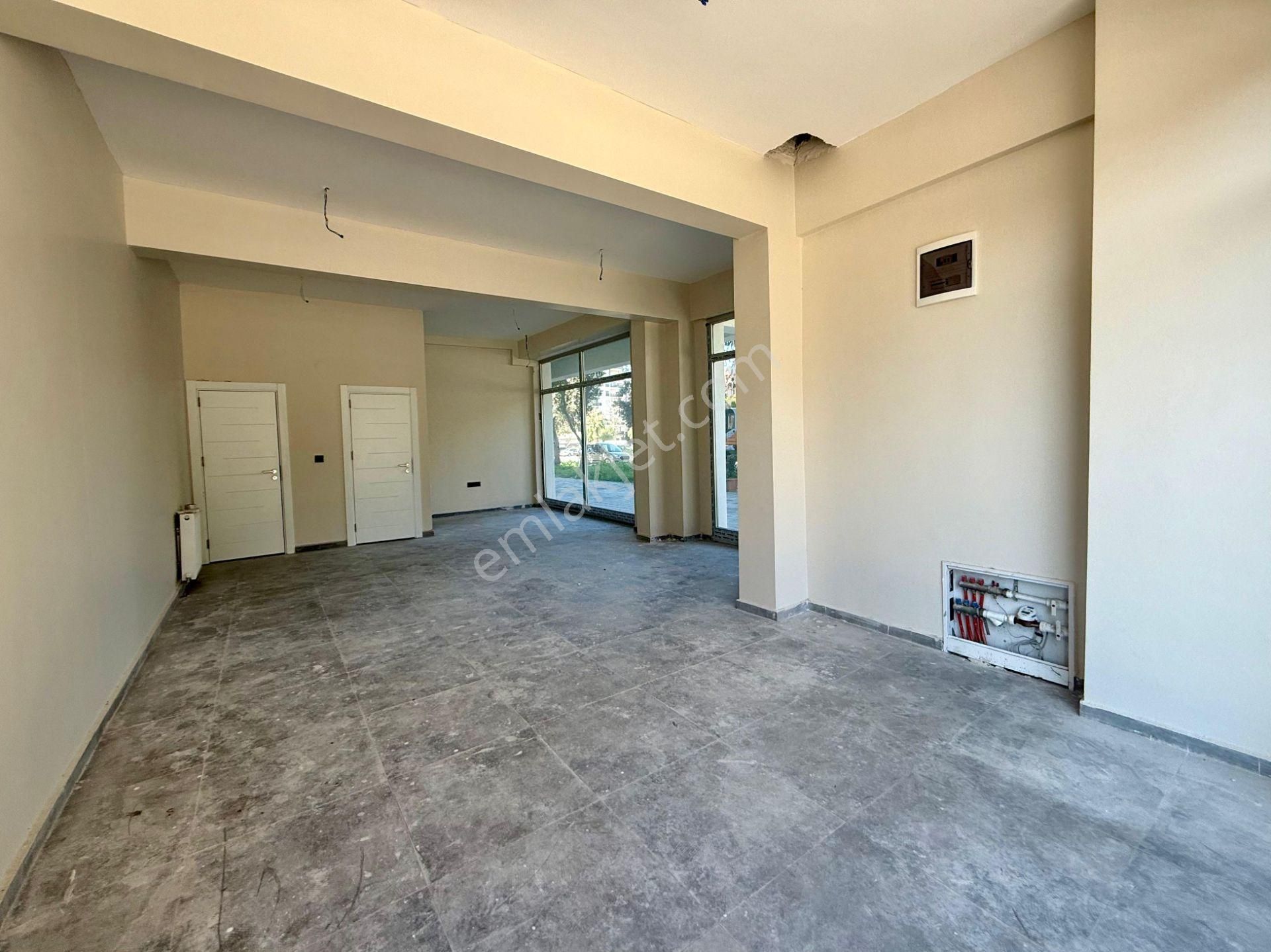 Manavkuyu Mahallesi İşlek Lokasyonda Köşe Konumlu Kiralık Dükkan