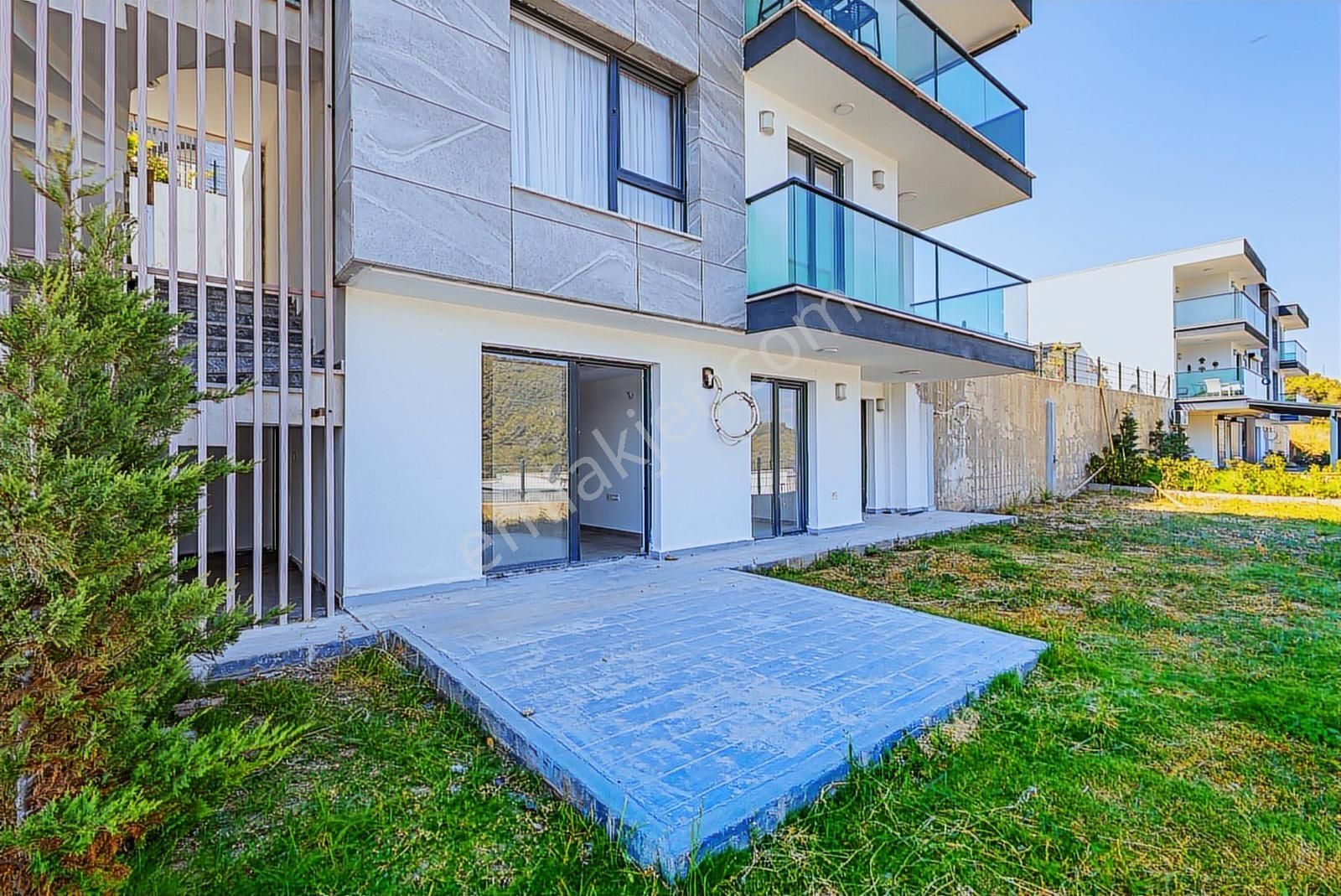 Adabükü'nde 2+1 Geniş Bahçeli, Plajlı, Yeni Site, Yeni Daire