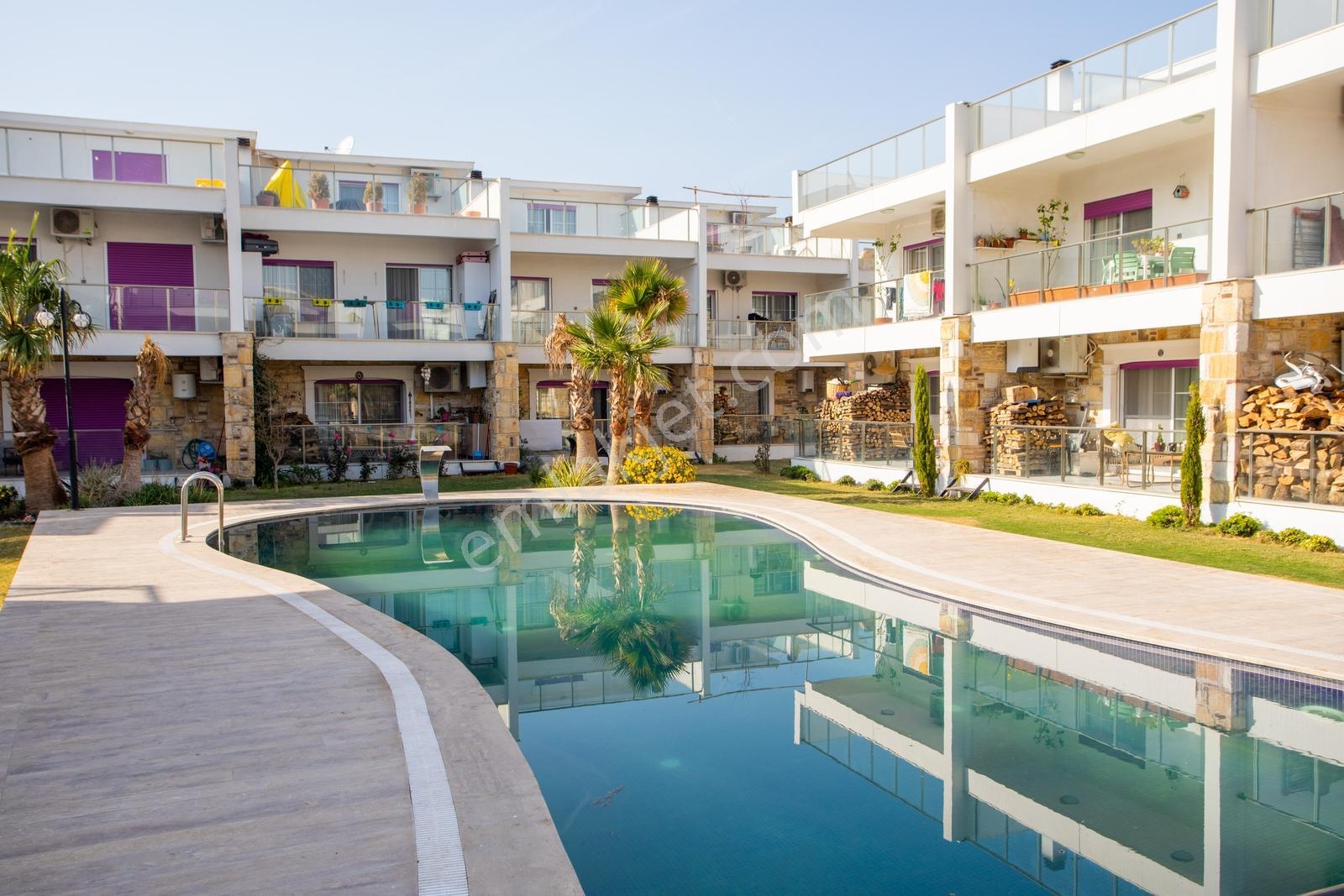 Foça Hacıveli Mah. Site İçerisinde Kiralık 4+1 Tripleks Villa
