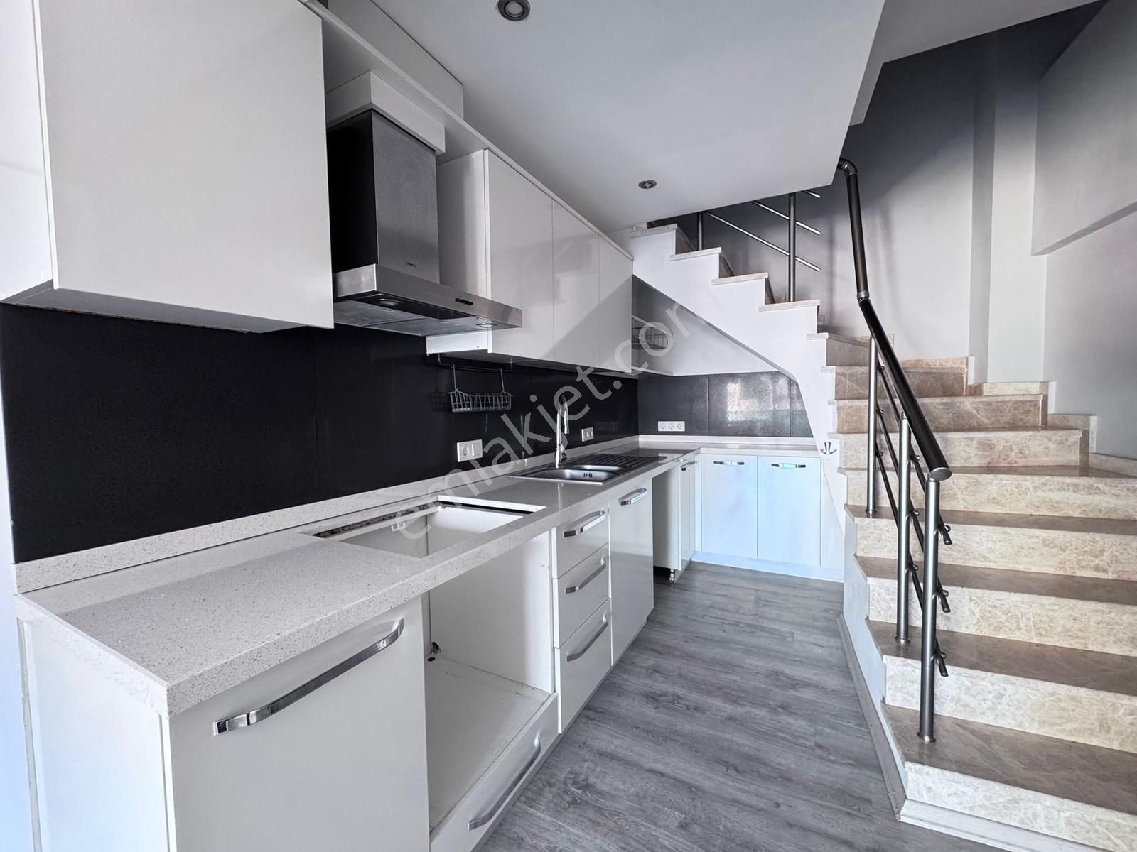 Marmaris Merkez'de Eşyasız Kiralık Daire - Görsel 2