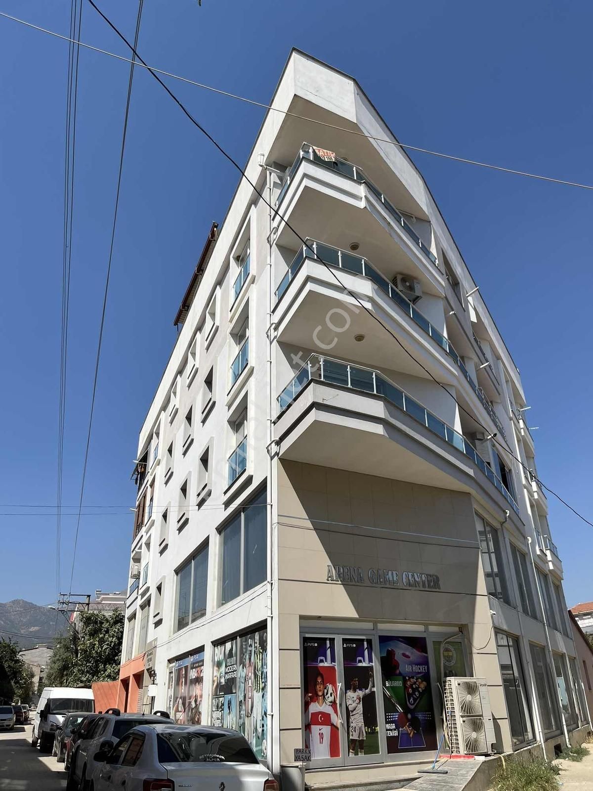 İstiklal Mahallesinde 3+1 140 M2 Köşe Konumda Satılık Daire