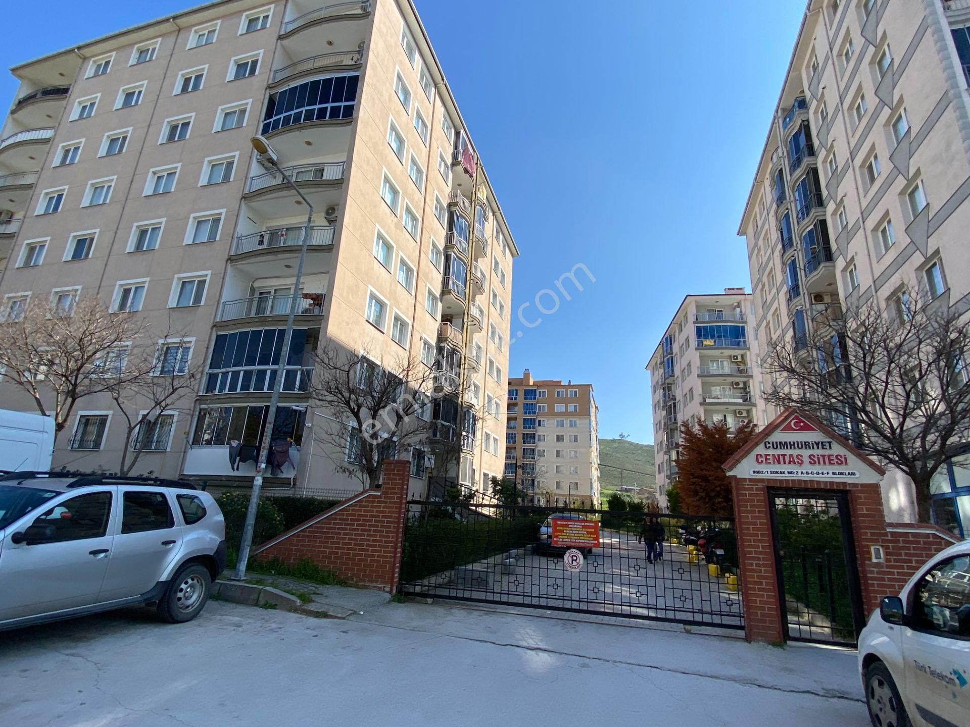 Çiğli Cumhuriyet Mahallesi Centaş Sitesi'nde 3+1 Satılık Daire - Görsel 2