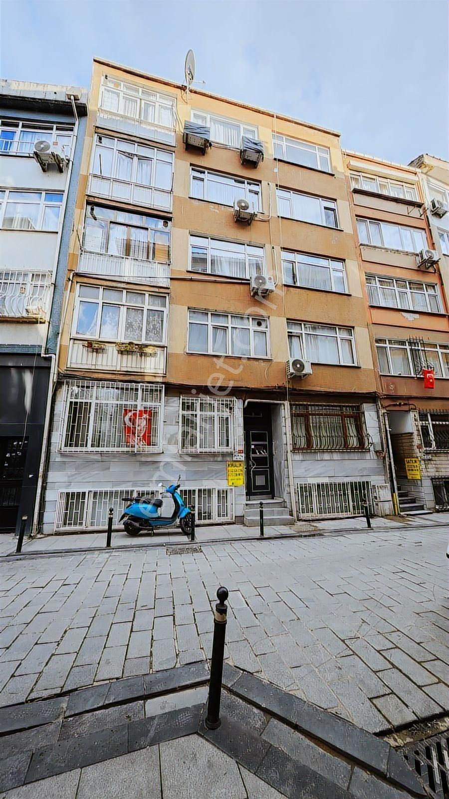 Beşiktaş Mısırlı Bahçe De Kısmi Mobilyalı, Boya Badanalı , 2 + 1